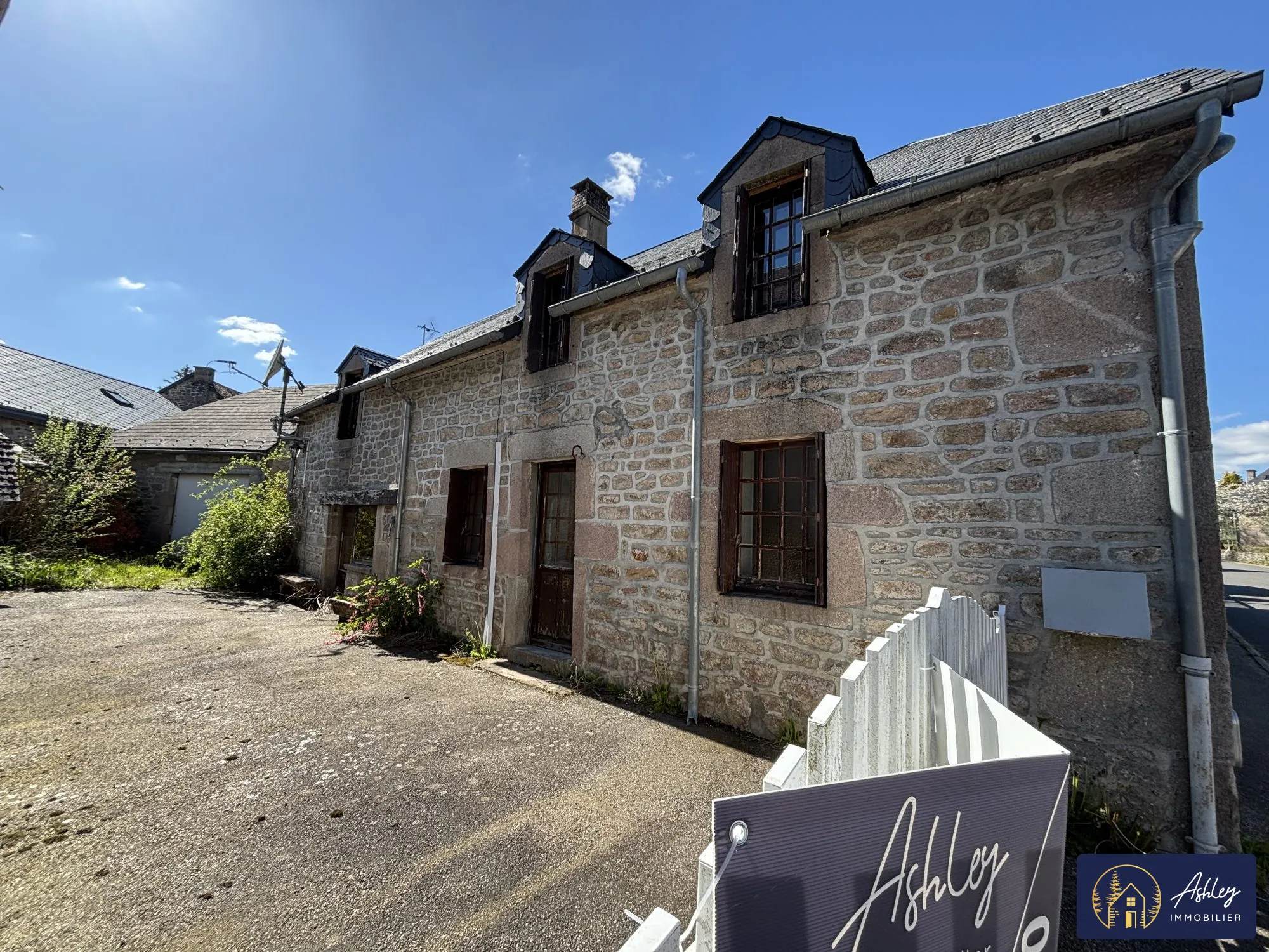 Belle maison en pierre à rénover dans le Parc de Millevaches avec dépendances et grand terrain