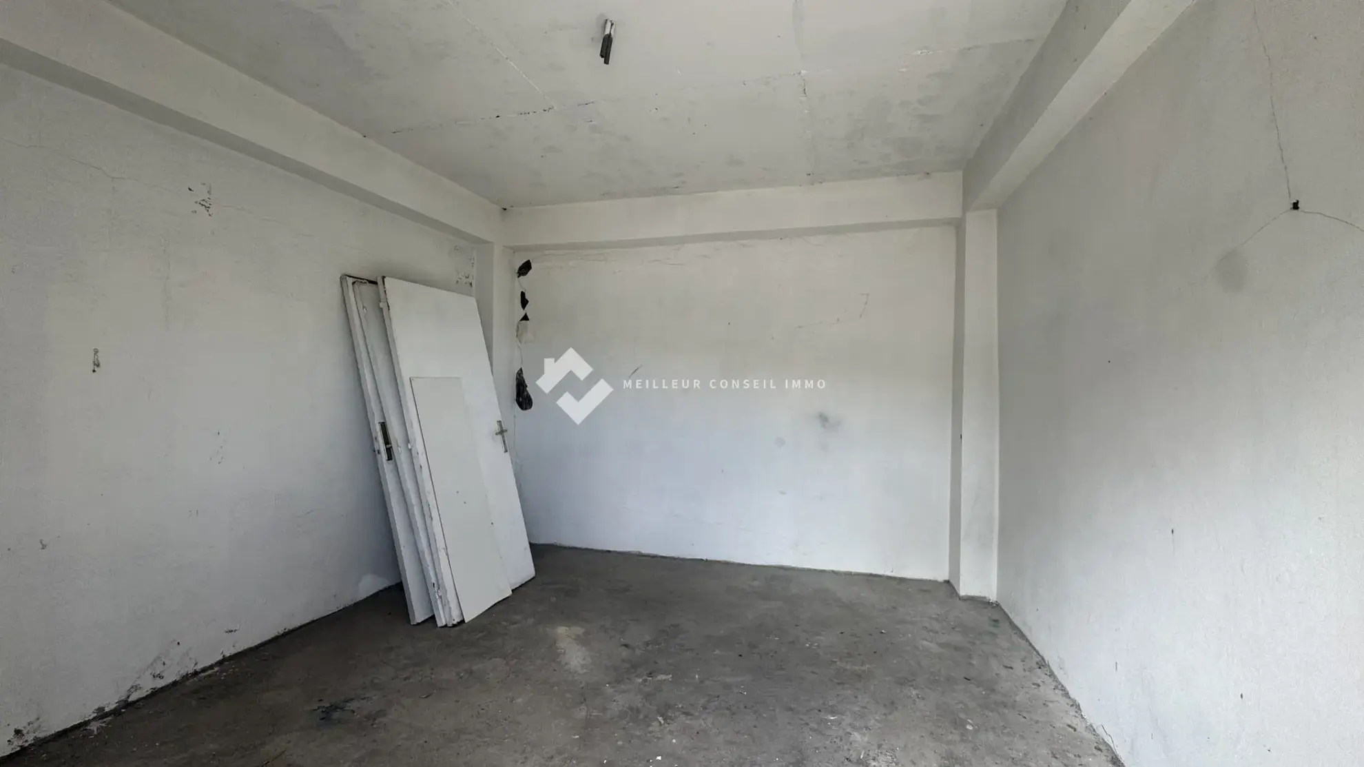 Box de stockage de 15m² avec parking privé au cœur des Avirons