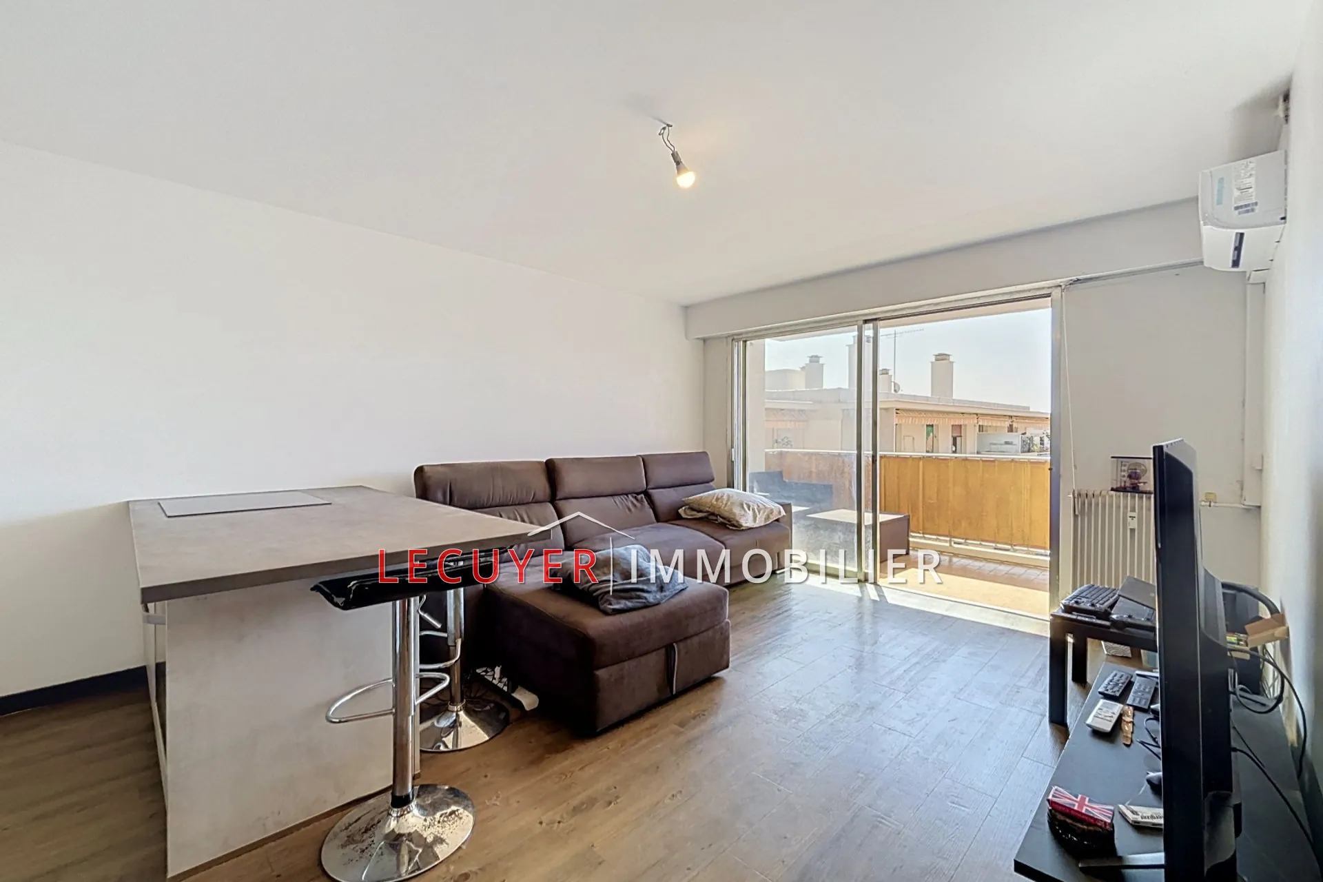 Studio lumineux avec terrasse au cœur de Golfe Juan