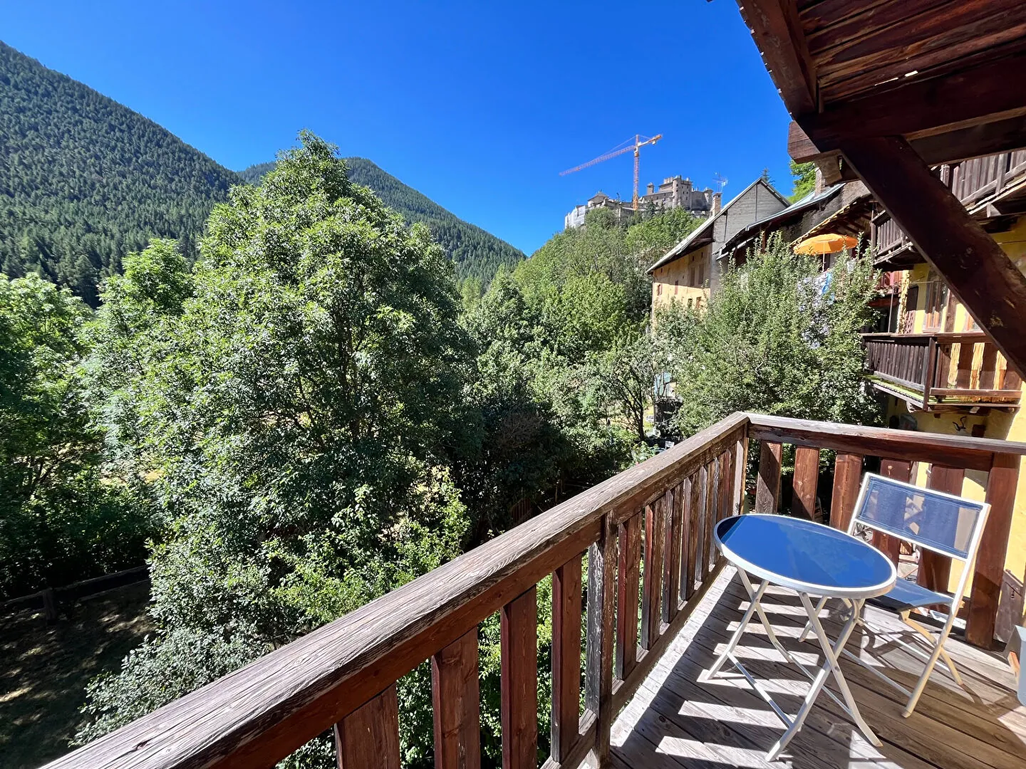 Charmant studio avec balcon à Château-Queyras, vue montagne, idéal pour 2-4 personnes