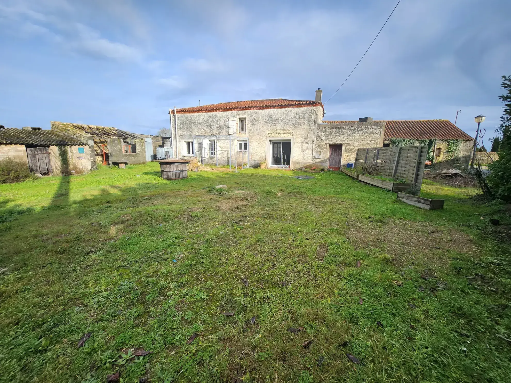 Belle maison en pierre avec dépendances et fort potentiel à Saint Aubin la Plaine
