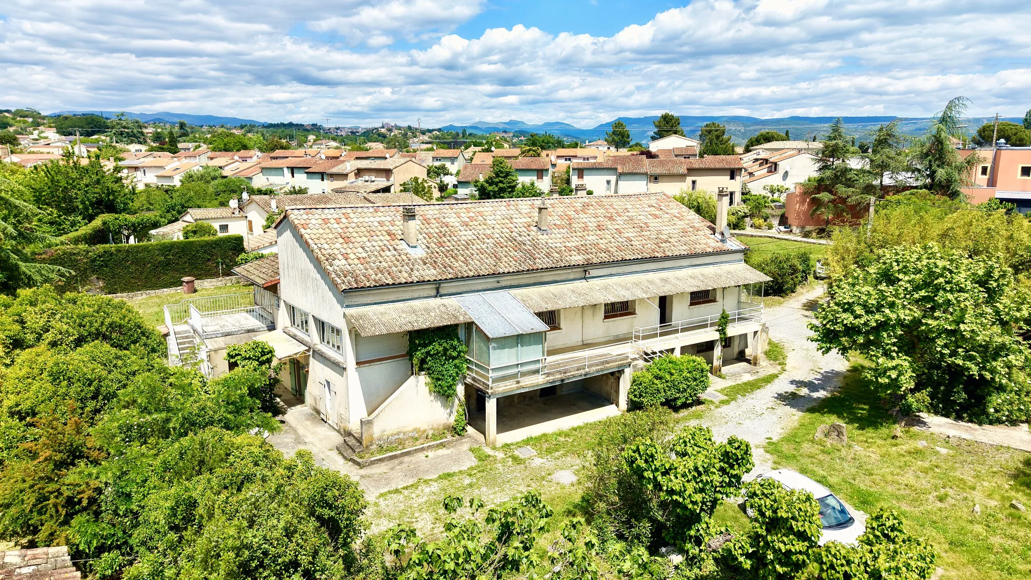 Ensemble immobilier à rénover de 4 logements à Saint-Étienne-de-Fontbellon