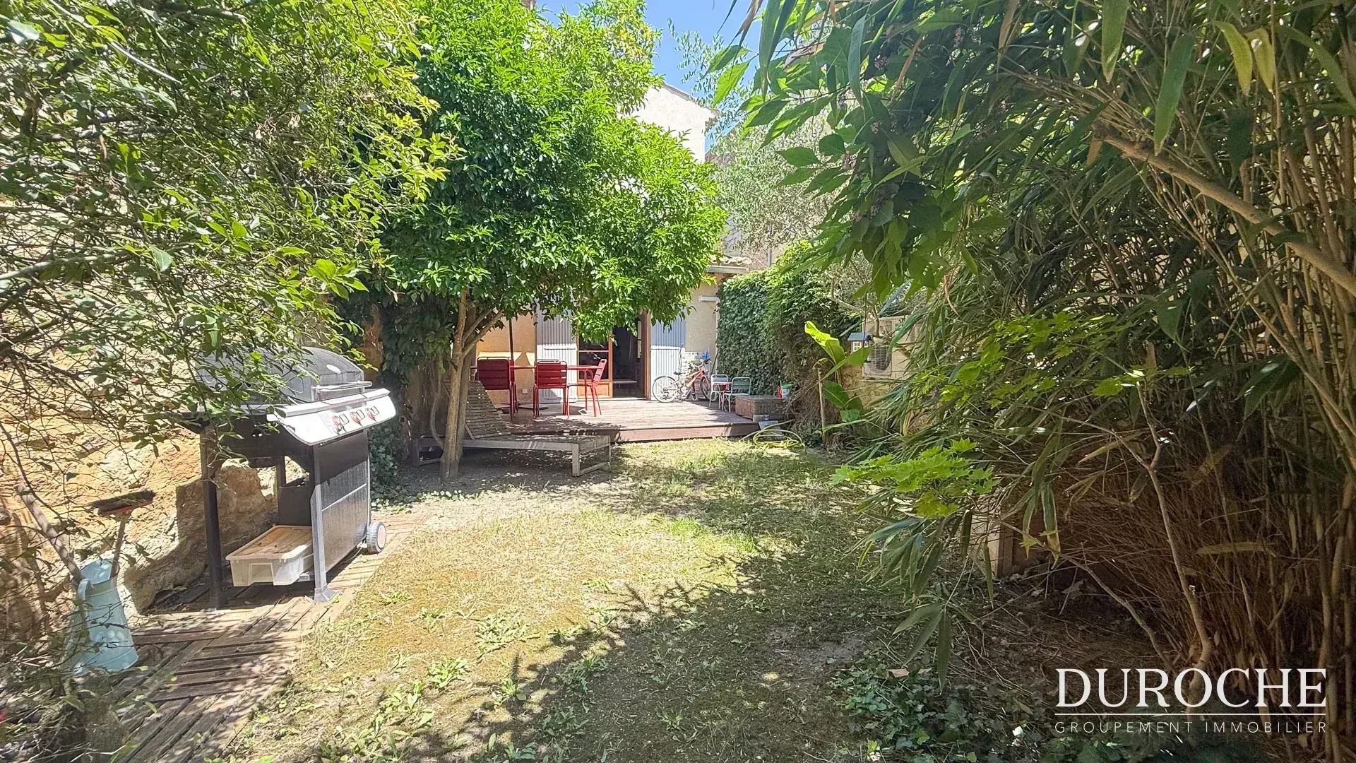 Maison de village rénovée avec jardin à Caderousse, 96 m², idéal résidence principale ou pied-à-terre dans un environnement calme