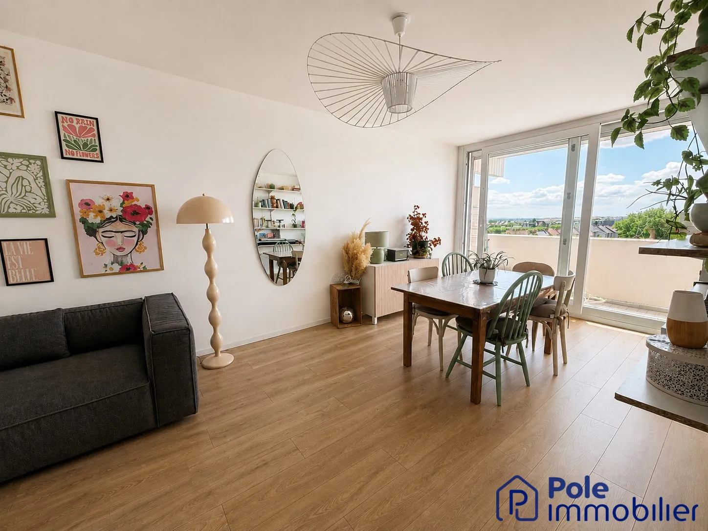 CAEN appartement T2- Séjour avec parquet  Appartement T2 lumineux avec balcon et parking à Caen 