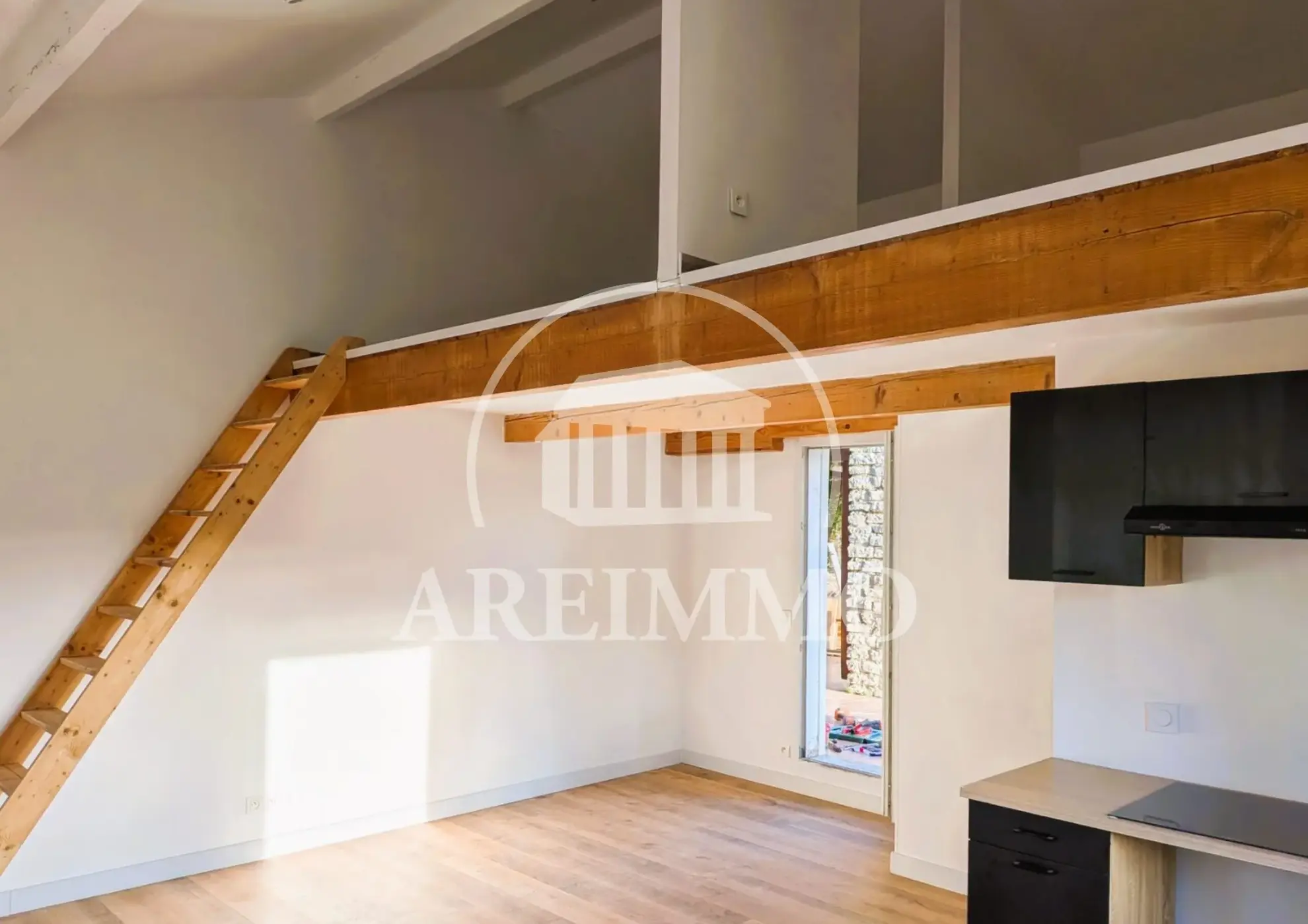 Appartement T1 avec mezzanine et terrasse à Saint-Martin-de-Londres