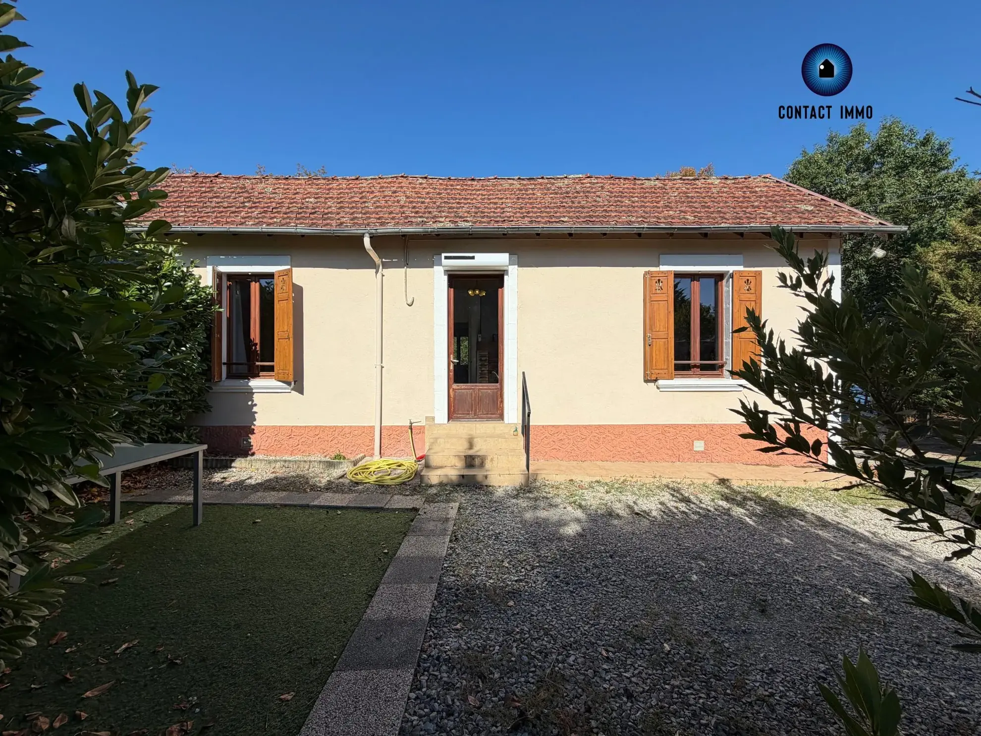 Maison mitoyenne de 70 m² à Saint-Pantaléon-de-Larche avec jardin et parking