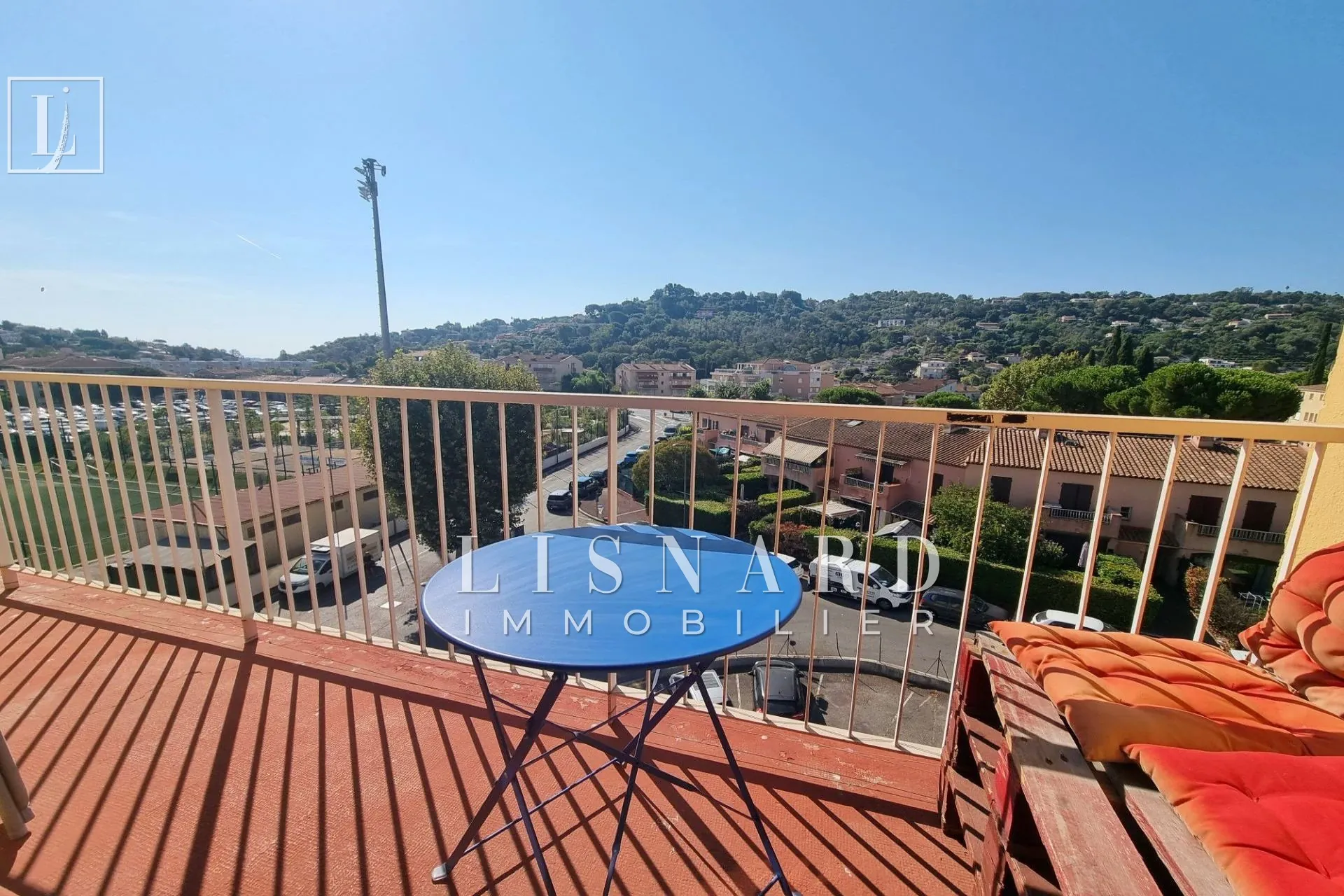 Appartement 2 pièces avec vue dégagée, Balcon, cave et parking à Vallauris