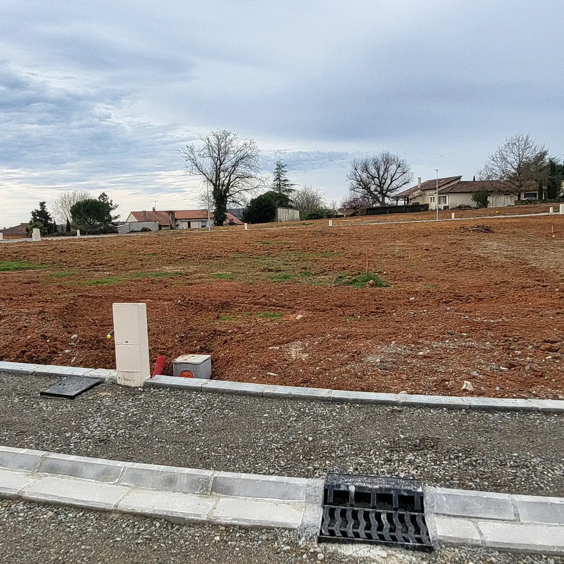Terrain constructible viabilisé de 548 m² à Carmaux, idéal pour votre projet