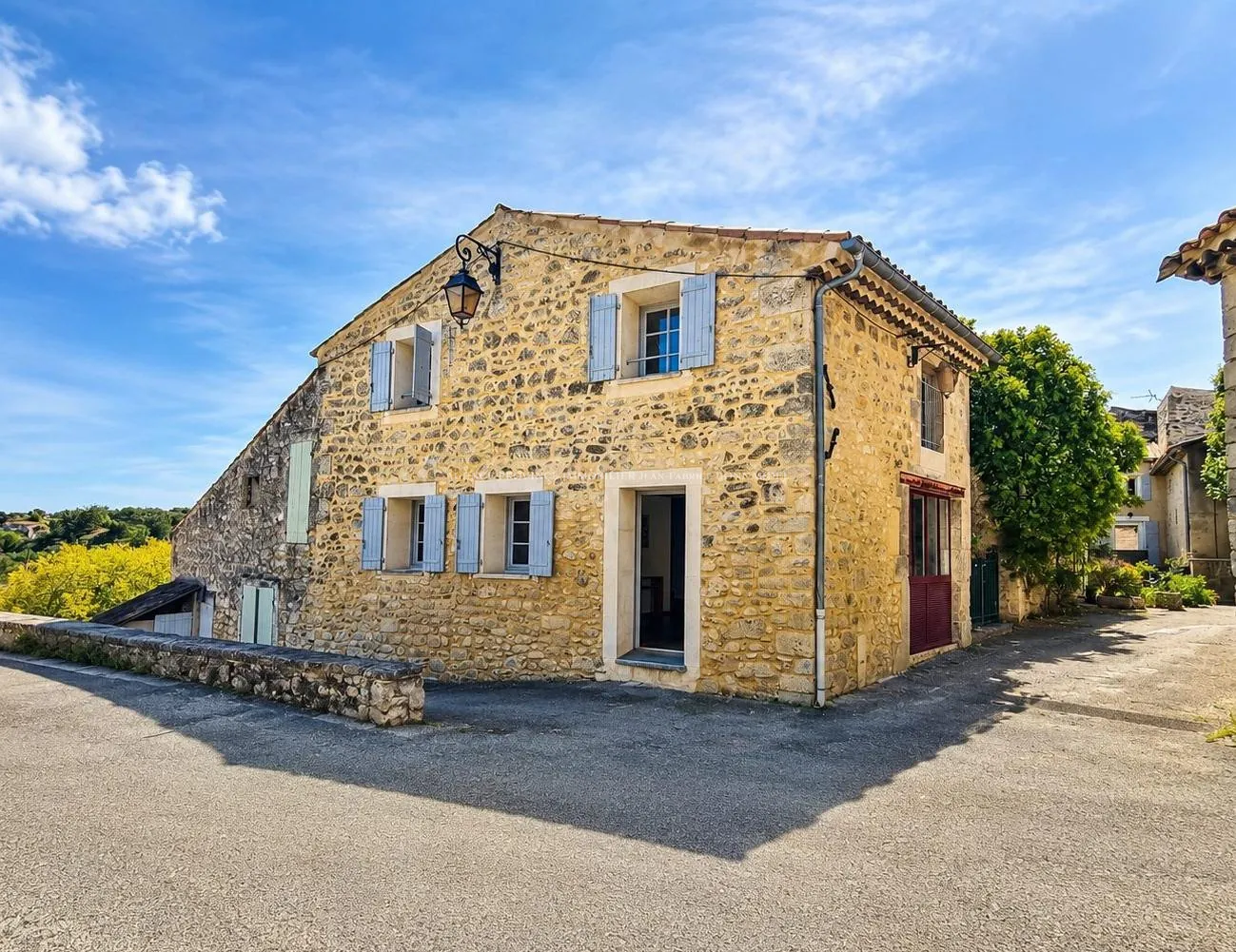 Maison de caractère rénovée à Saint-Restitut, 62 m², dans un village plein de charme