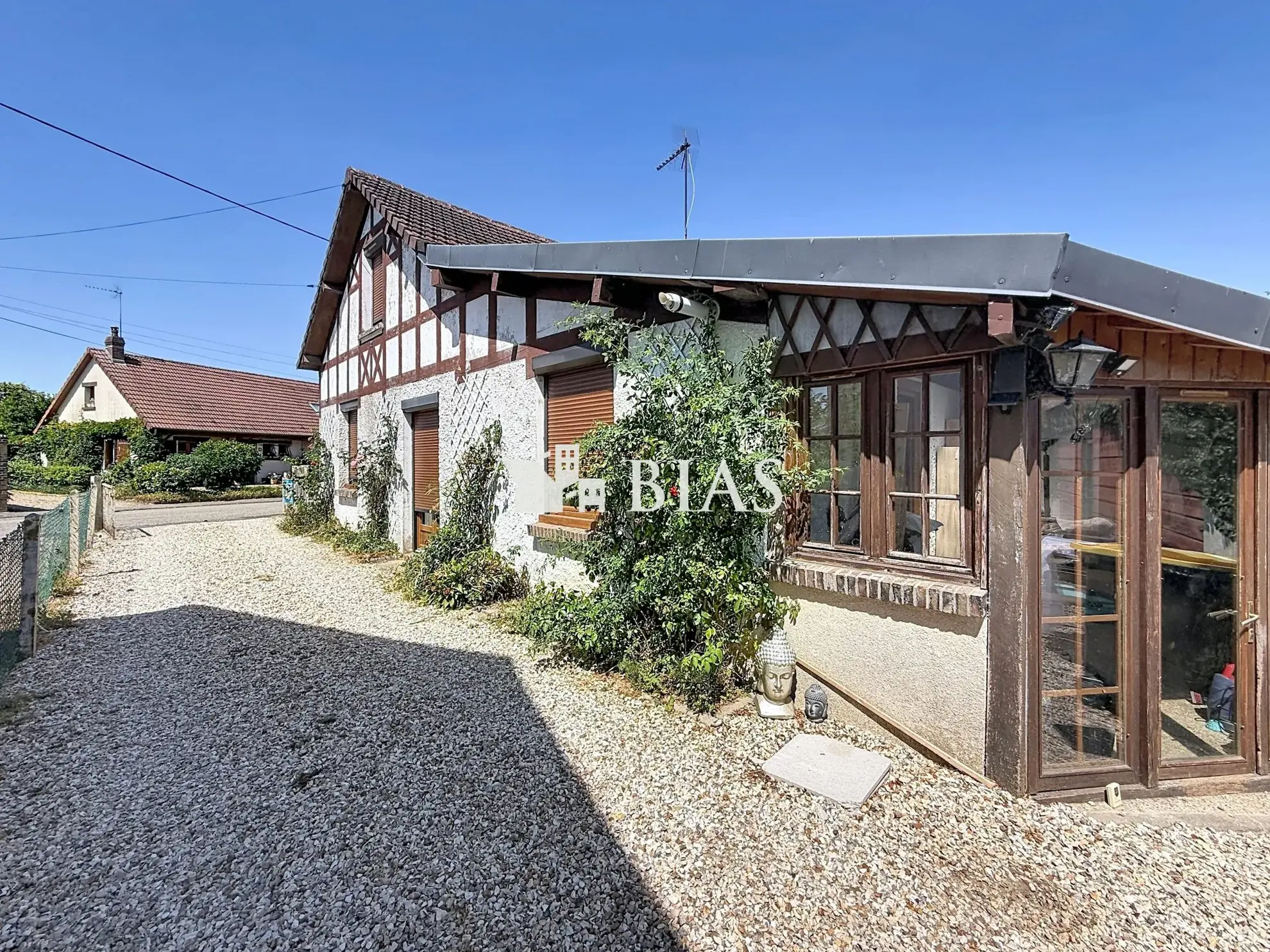 Maison à rénover avec jardin et garage à Forges-les-Eaux — Centre-ville