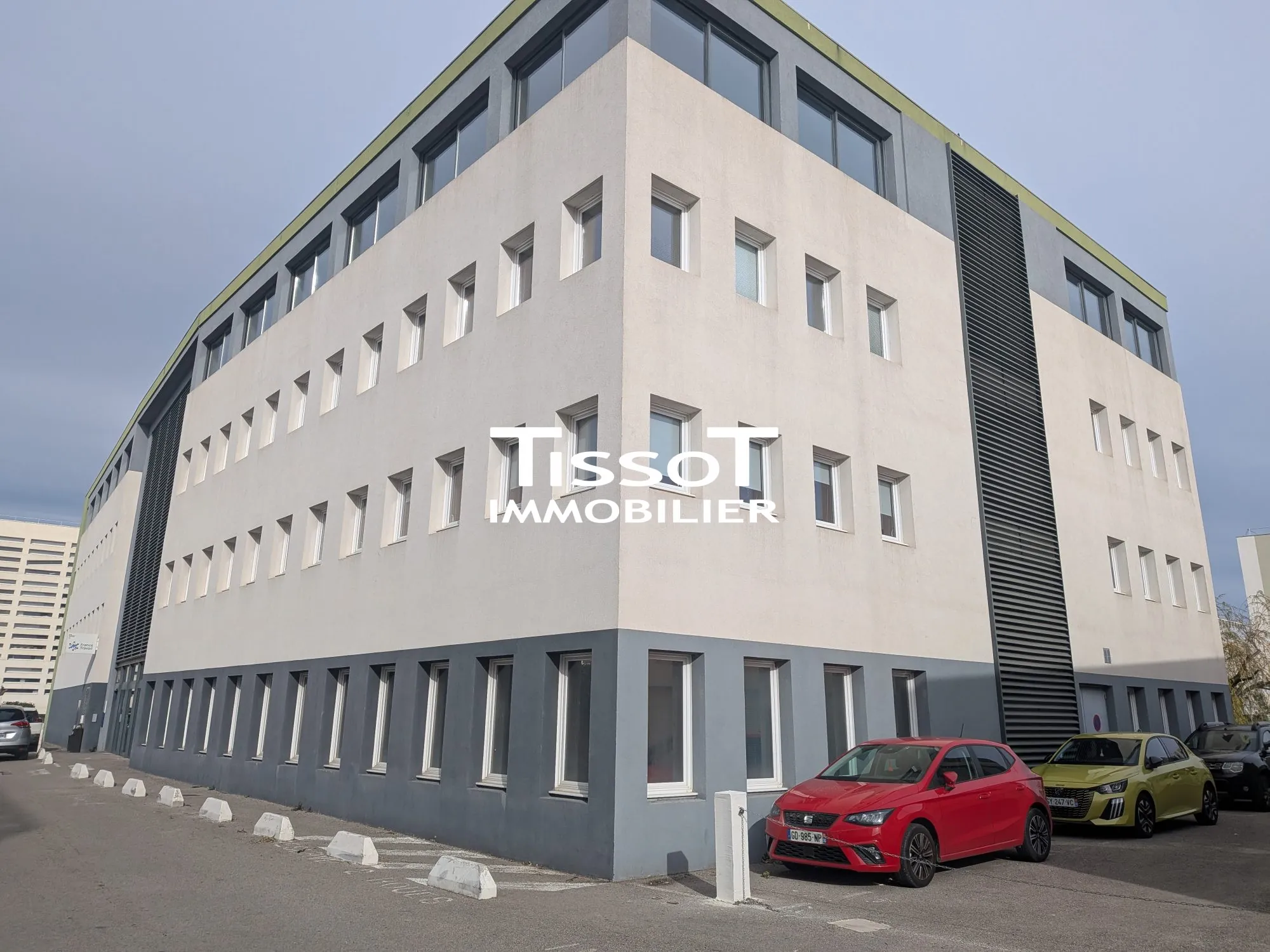 Bureaux à vendre de 992 m² au Parc Georges Besse à Nîmes - Espaces modulables et parking privé