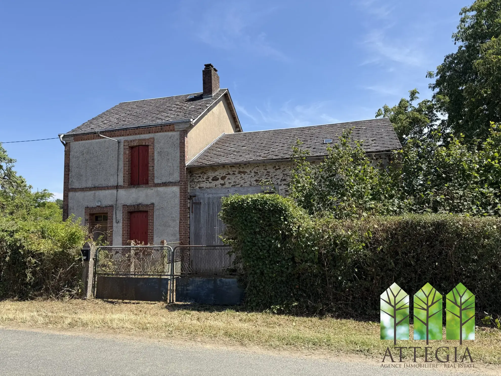Maison à rénover avec grange et terrain à Mortroux, 51 m²