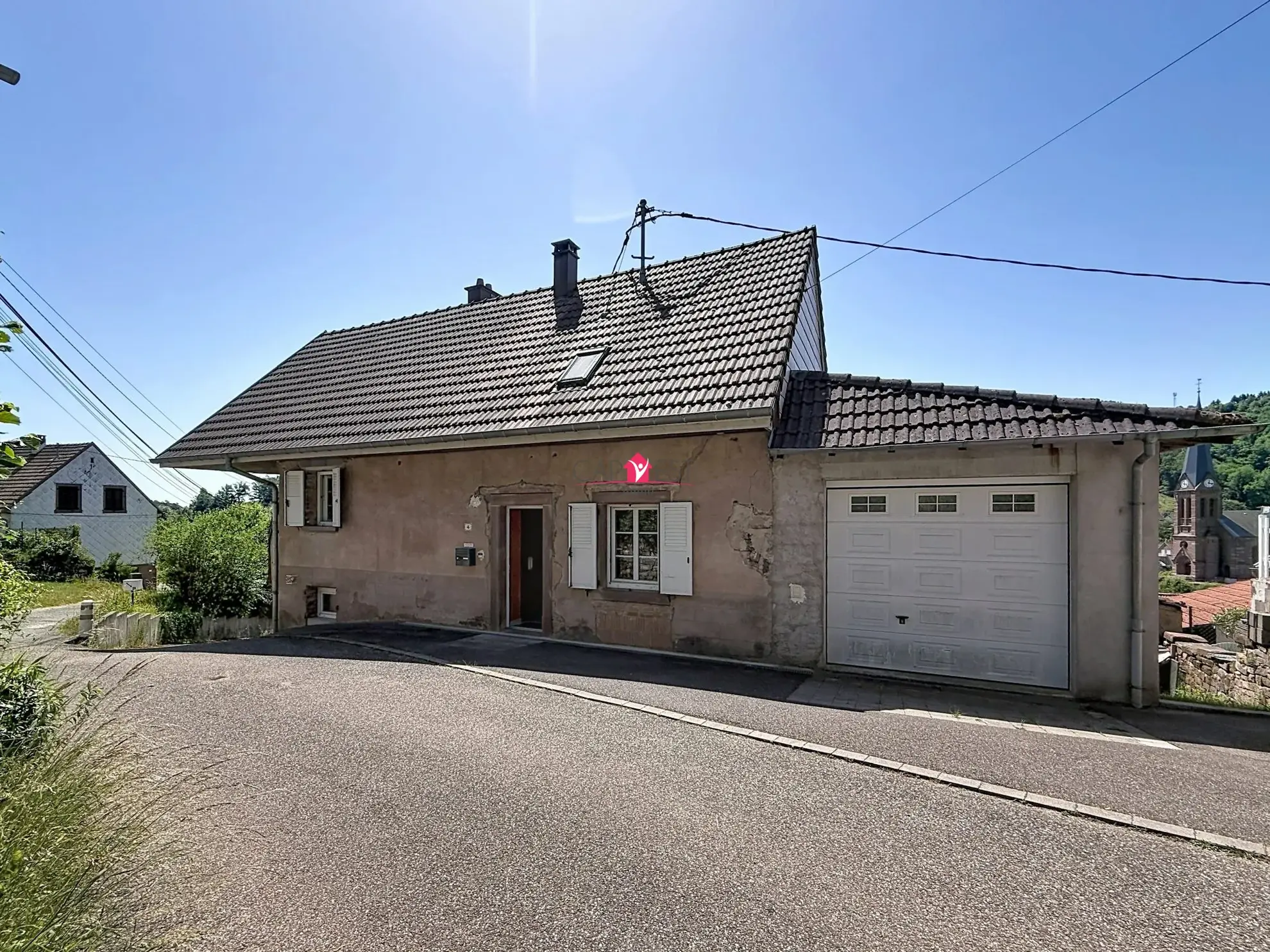 Maison rénovée de 101 m² à Rosteig avec 3 chambres, garage et balcon