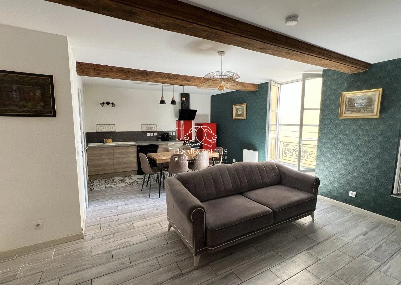 Séjour-cuisine spacieux Superbe duplex meublé de 76,51 m² à Villefranche-sur-Saône, proche commodités