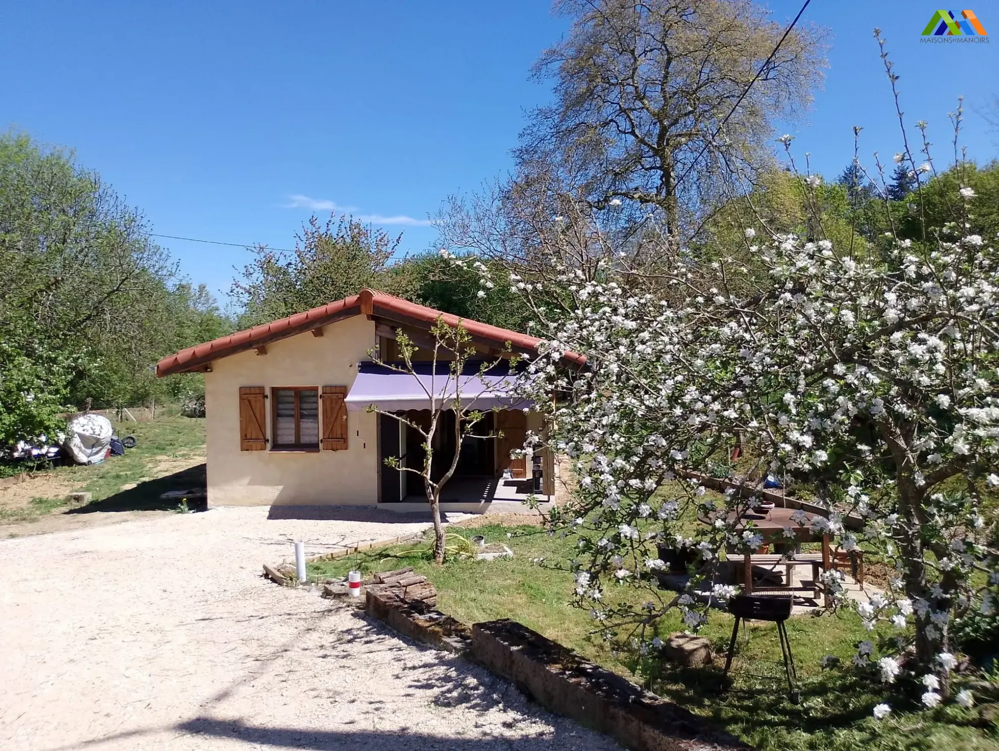Modern house near St André, Haute-Garonne with covered terrace and mature garden. Maison contemporaine de plain-pied avec jardin près de Saint-André en Haute-Garonne