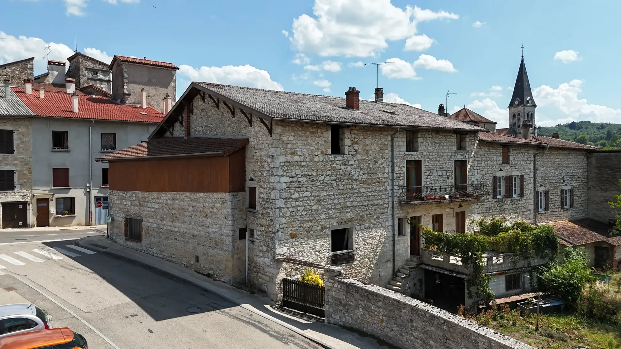 Grande maison en pierre avec potentiel d’extension à Poncin centre-ville