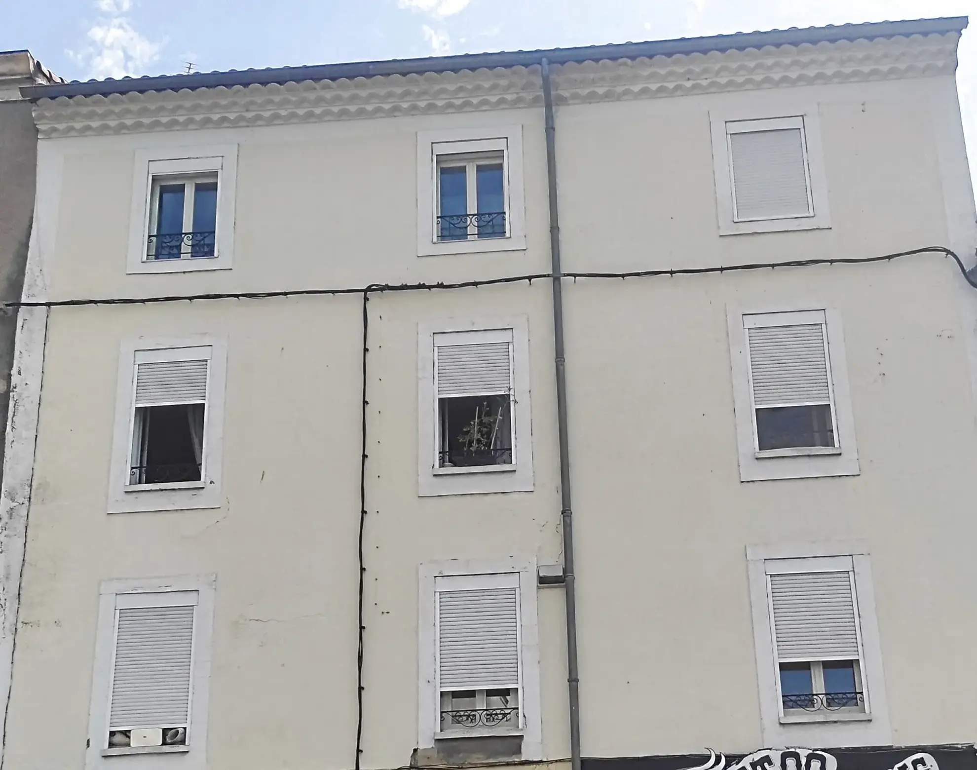 Immeuble de Rapport à Alès avec 4 Logements et 2 Locaux Commerciaux à Vendre