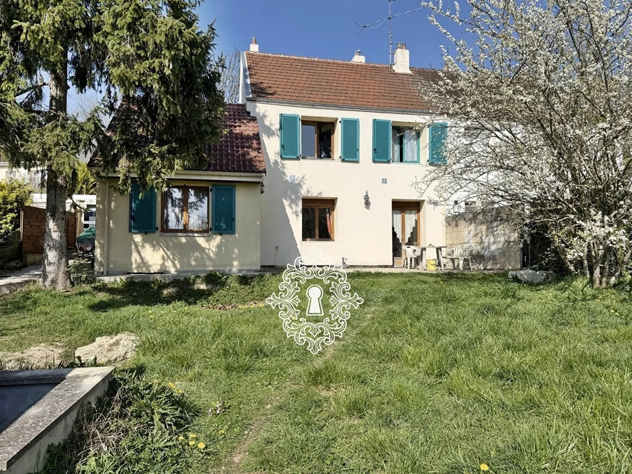 Maison à vendre à Donnemarie Dontilly avec jardin et garage, 2 chambres