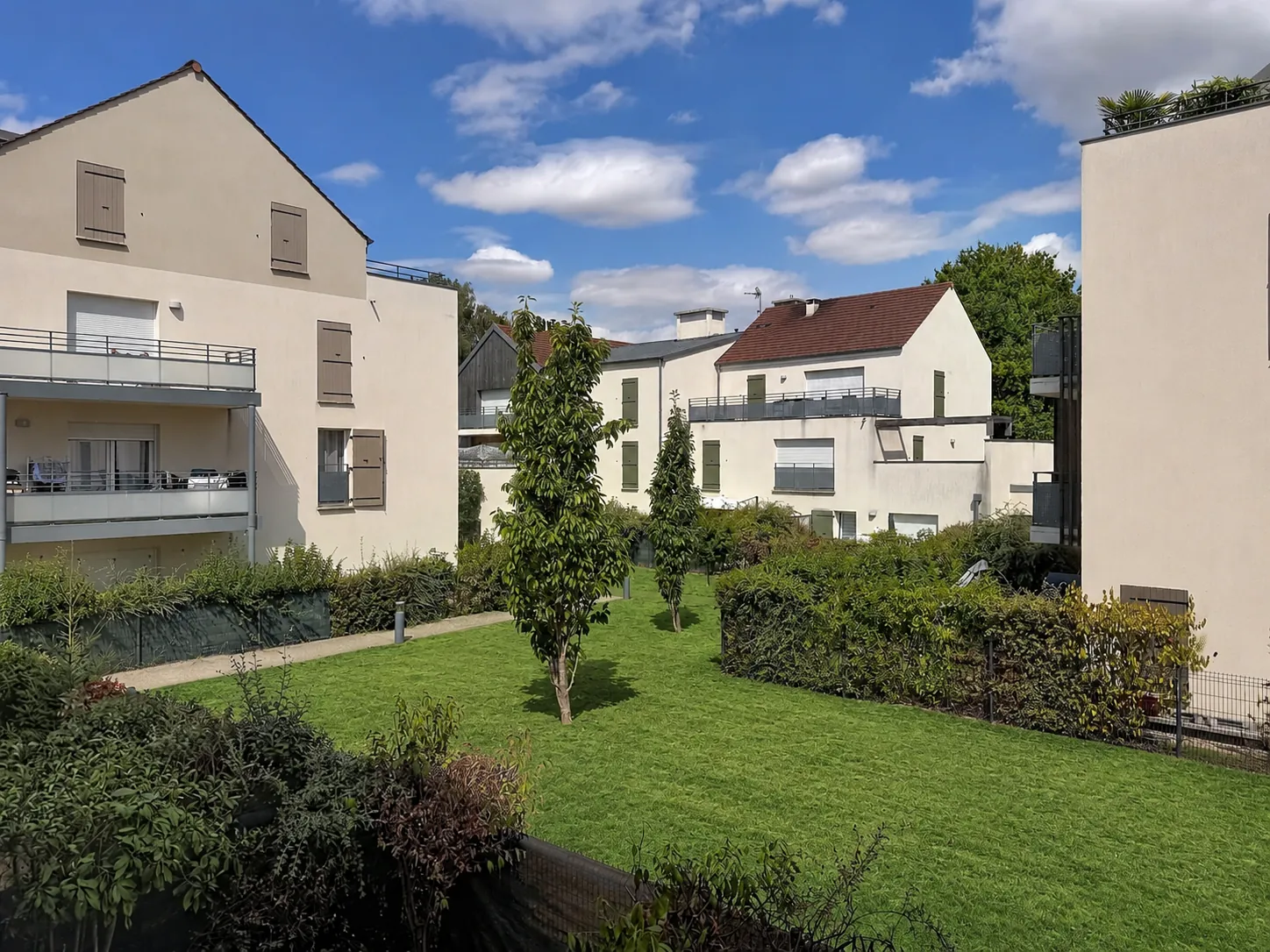 Appartement F2 à Chessy avec parking et balcon, récent et bien situé