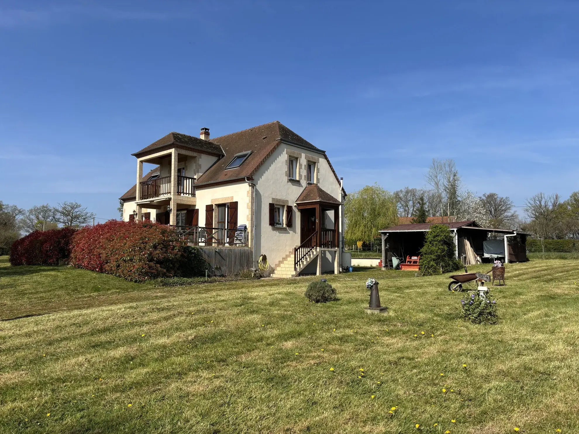 Maison spacieuse à Autry-Issards avec grand terrain et intérieur moderne