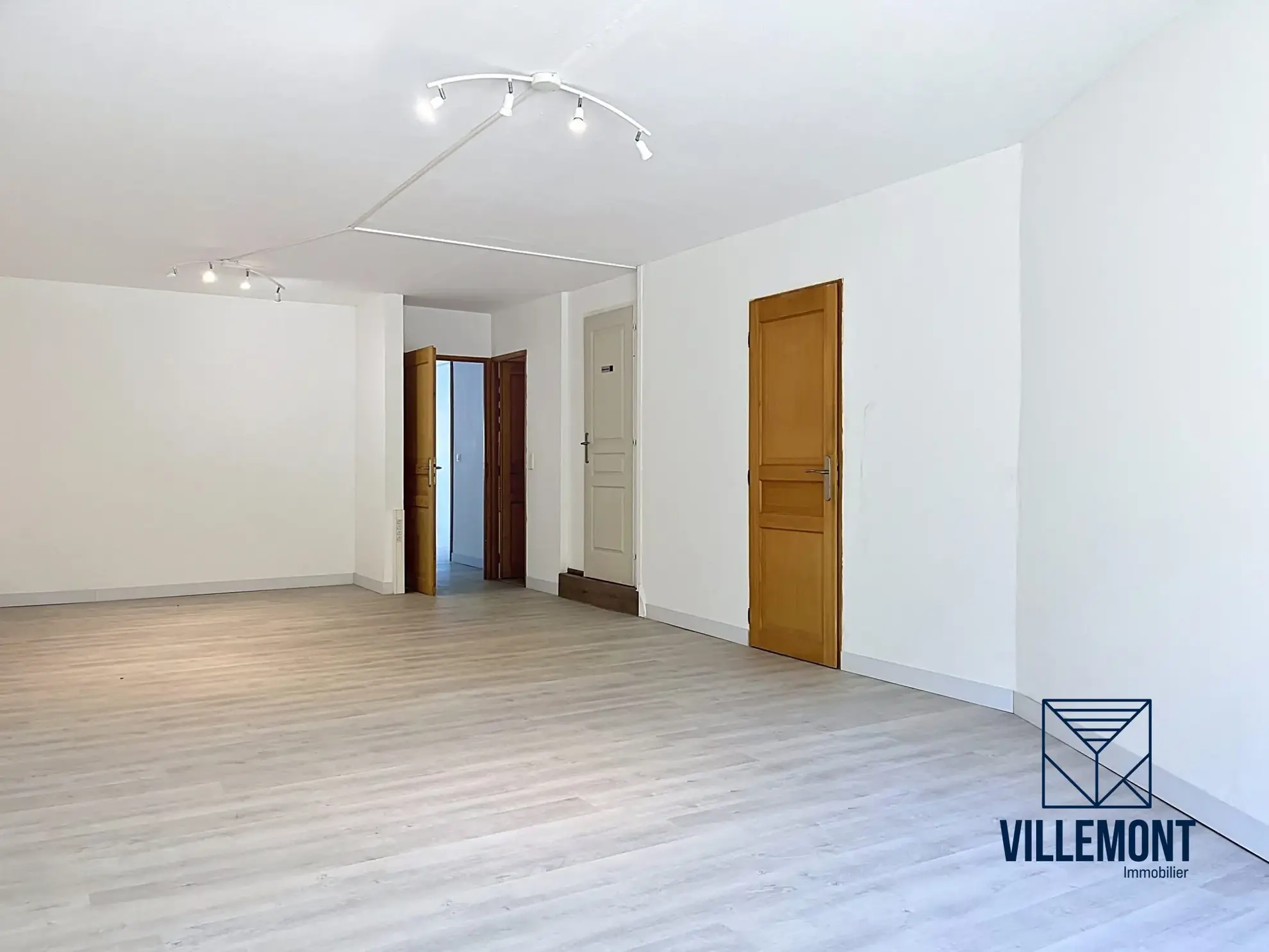 Pièce de vie de 35m2 Appartement T3 spacieux de 83m2 à Montpellier, proche facultés