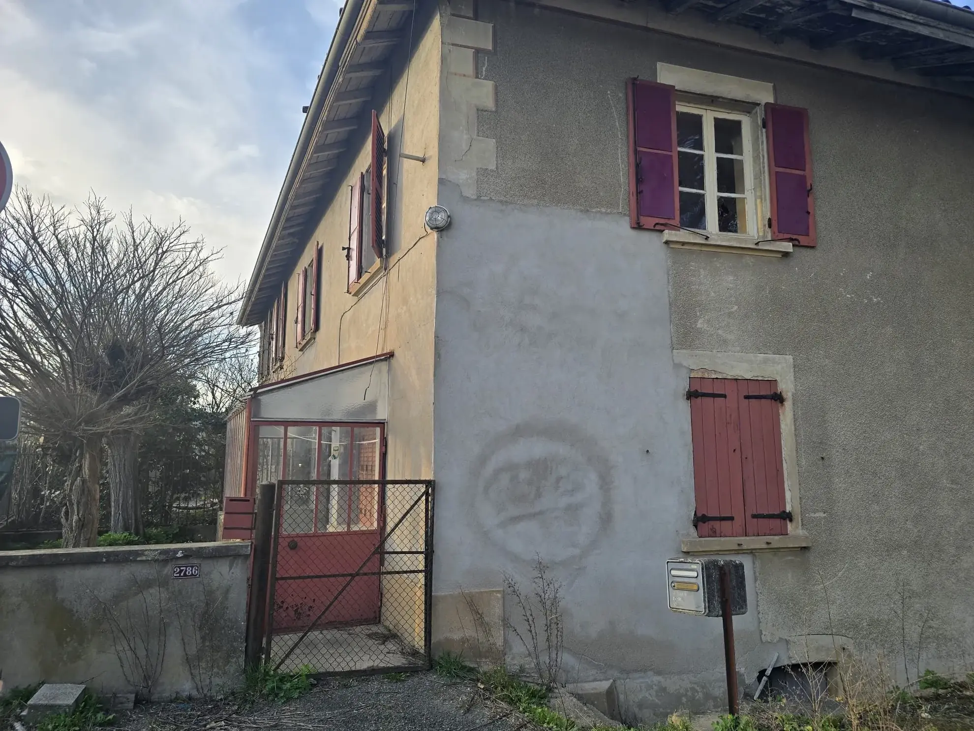 Bureaux à rénover de 65 m² avec parking et terrain privé à Guéreins