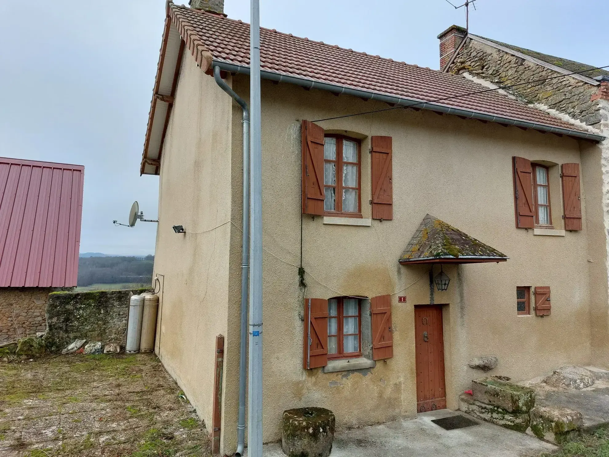 Maison en pierre à rénover avec jardin à Folles – Potentiel d'investissement ou résidence principale