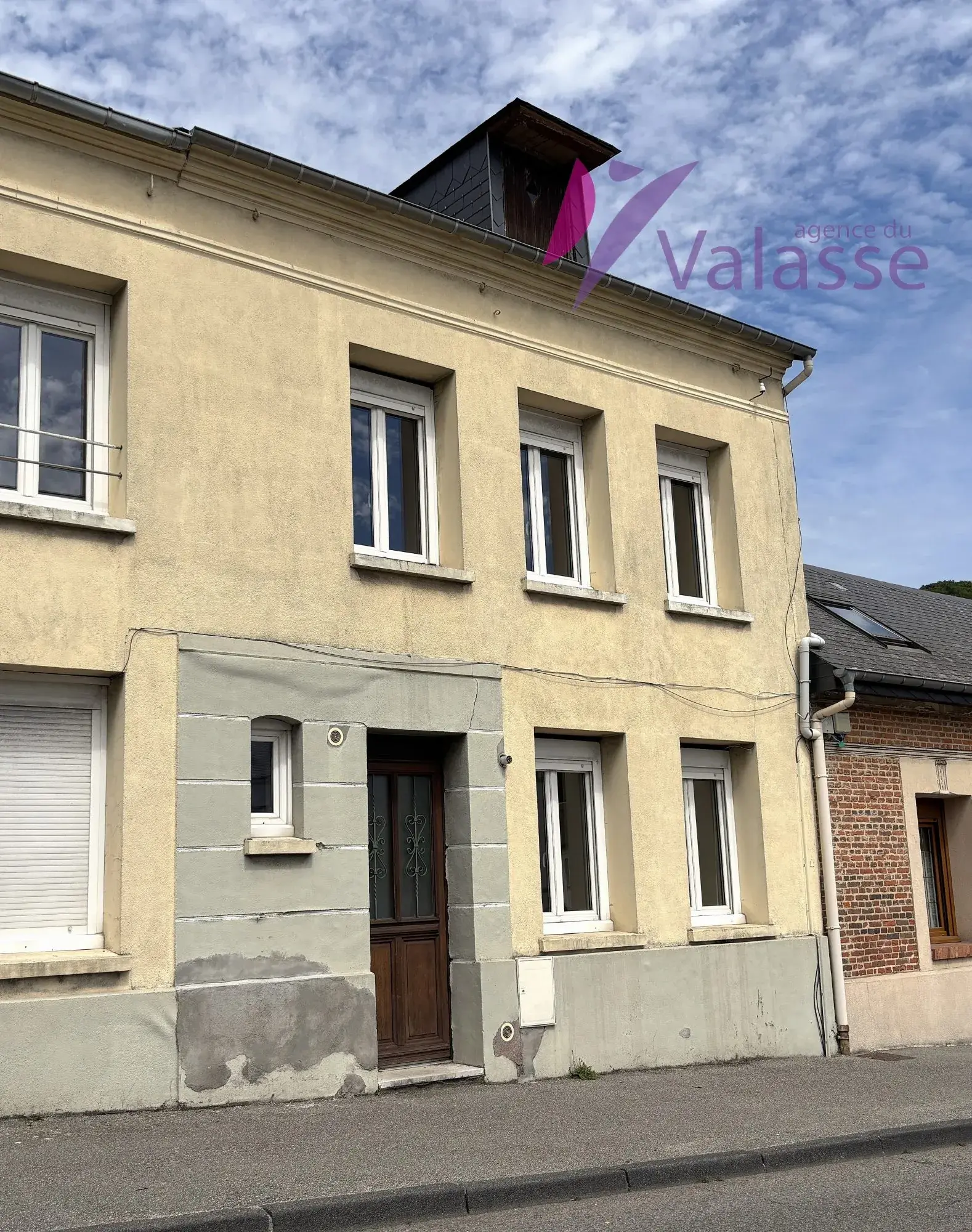 Maison jumelée en centre-ville de Lillebonne - Opportunité à 87 000 €