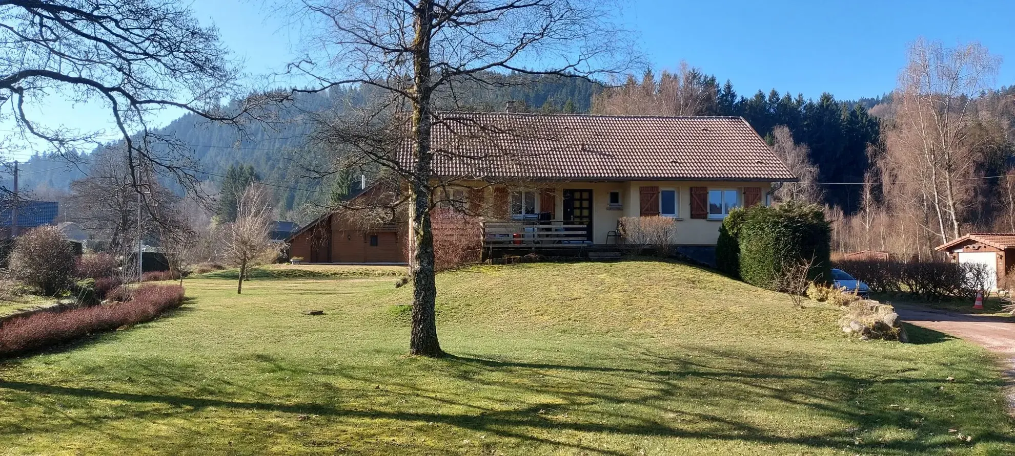 Maison à Gérardmer avec sous-sol, 4 chambres, terrain de 1803 m² et terrasse orientée sud