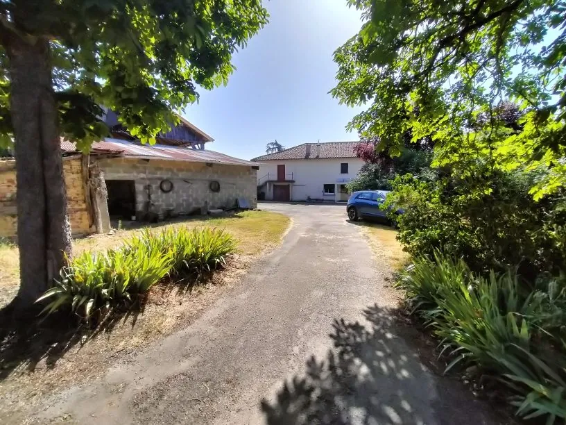 Propriété agricole à vendre avec terres, étang et bâtiments à Vic-Fezensac