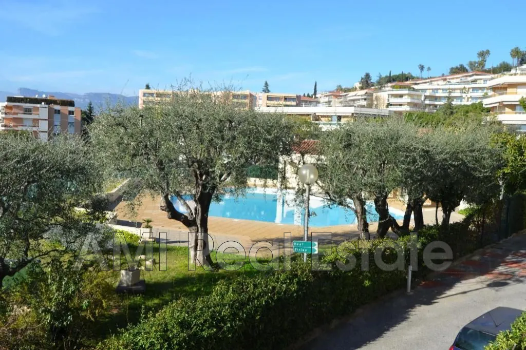Bel appartement 2 pièces rénové avec terrasse et piscine à Nice Corniche Fleurie