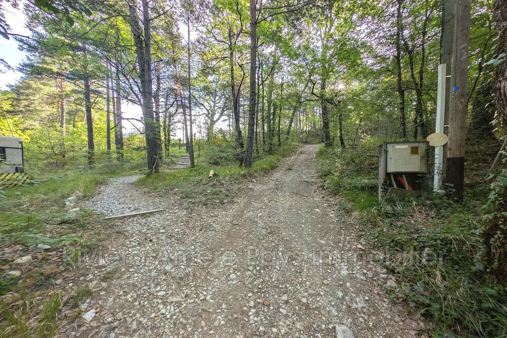 Terrain constructible boisé à vendre à Val-de-Chalvagne, exposition sud-est, environnement calme