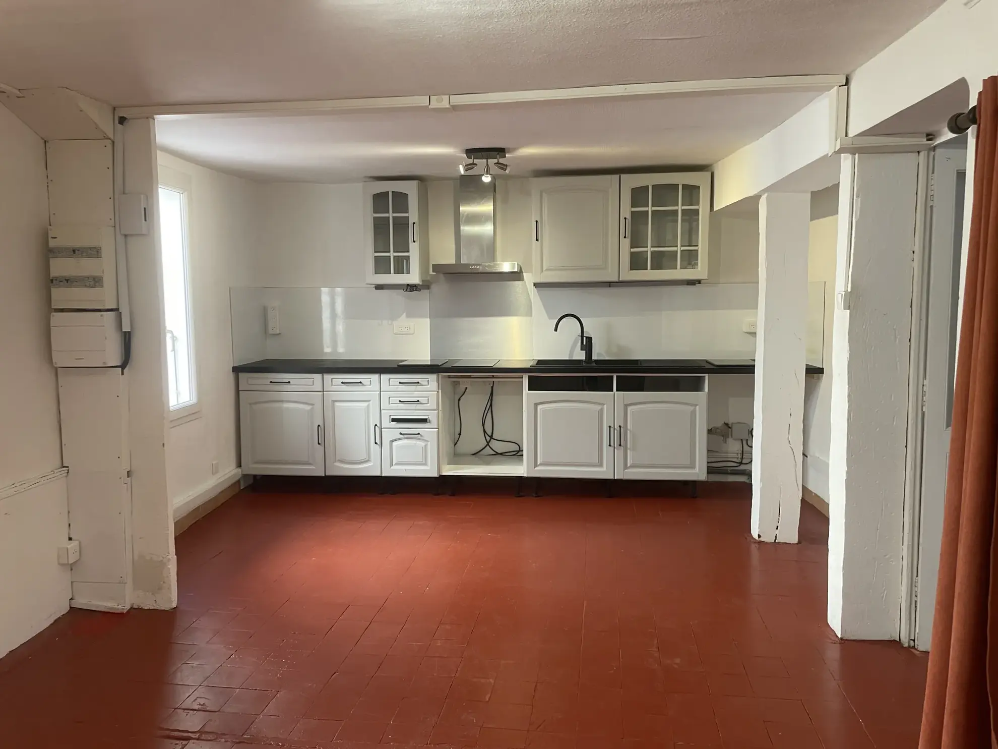 Maison de ville rénovée sur 3 niveaux avec garage et cave à Apt