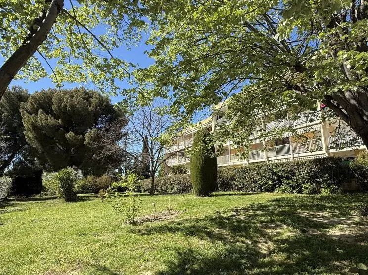Bel appartement traversant de 78 m² avec terrasse et parking à Marseille La Fourragère