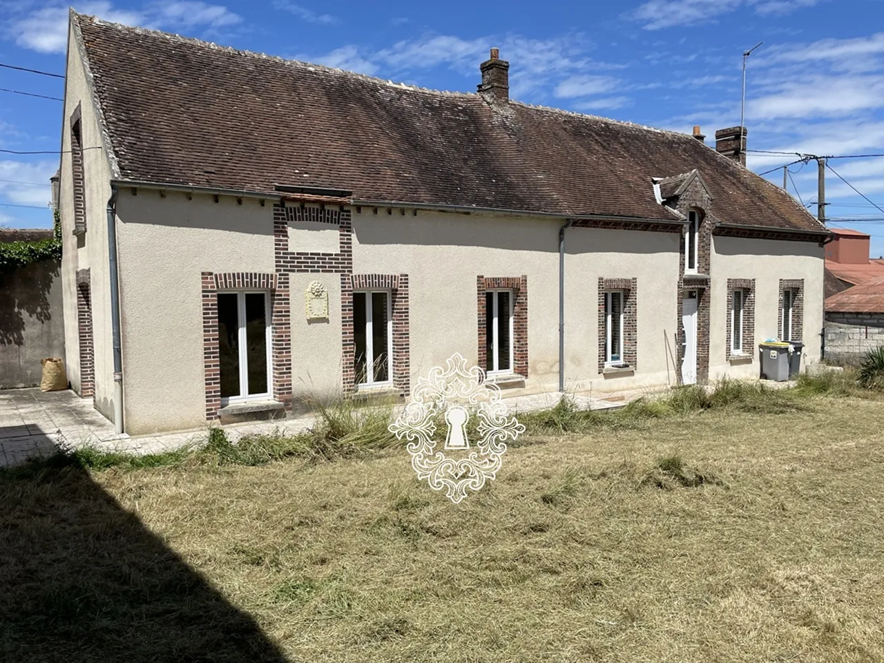 Corps de ferme à vendre à Sergines avec dépendances et potentiel d'extension