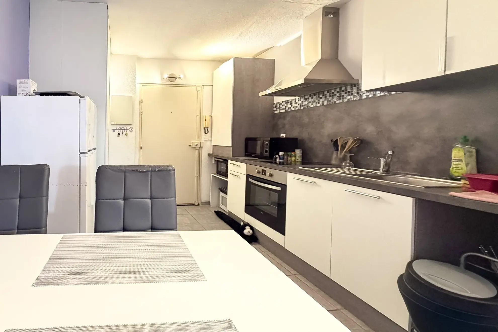 Investissement immobilier à Hyères : appartement rénové de 35 m² avec terrasse et rentabilité élevée 