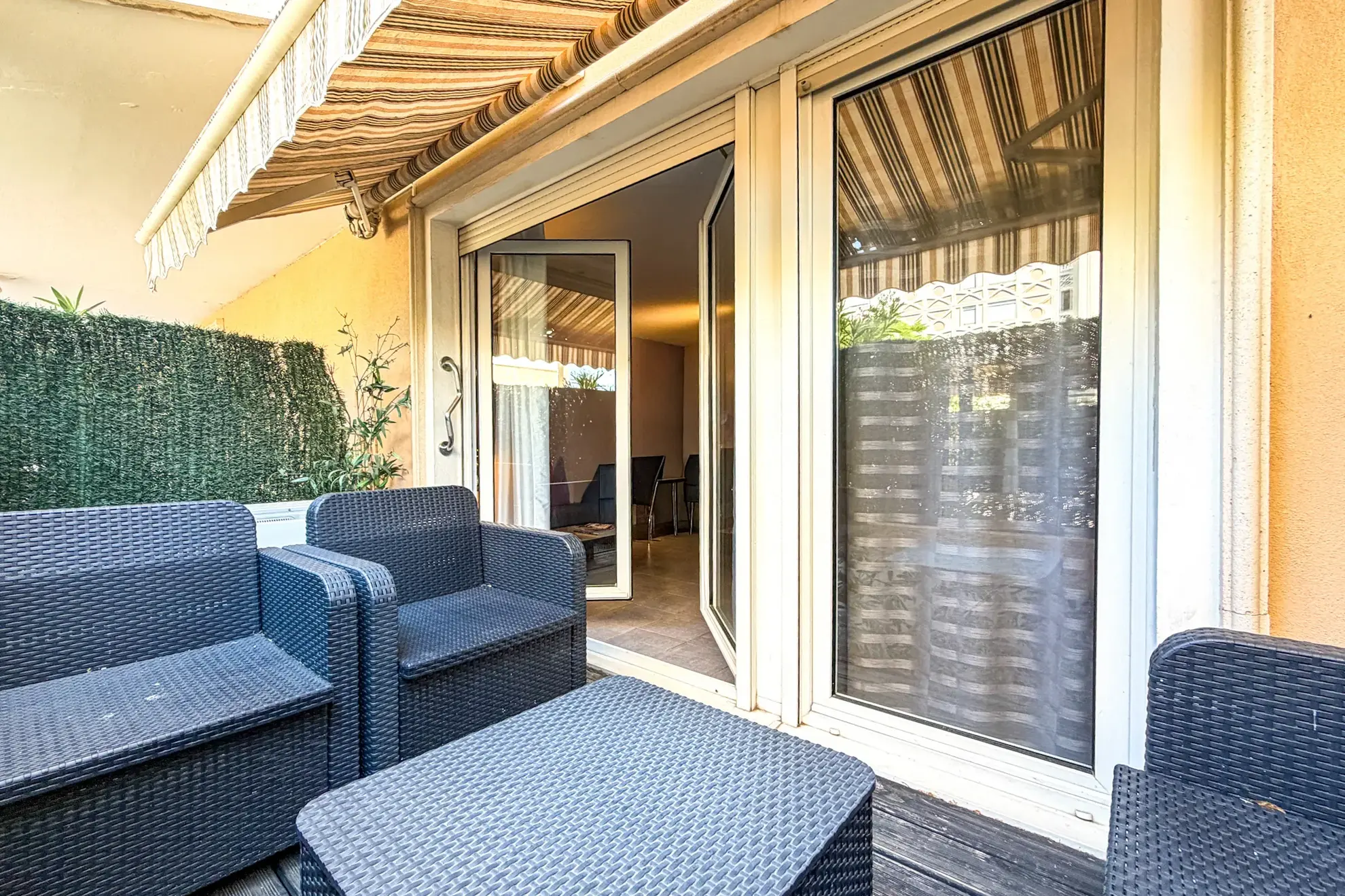 Investissement immobilier à Hyères : appartement rénové de 35 m² avec terrasse et rentabilité élevée