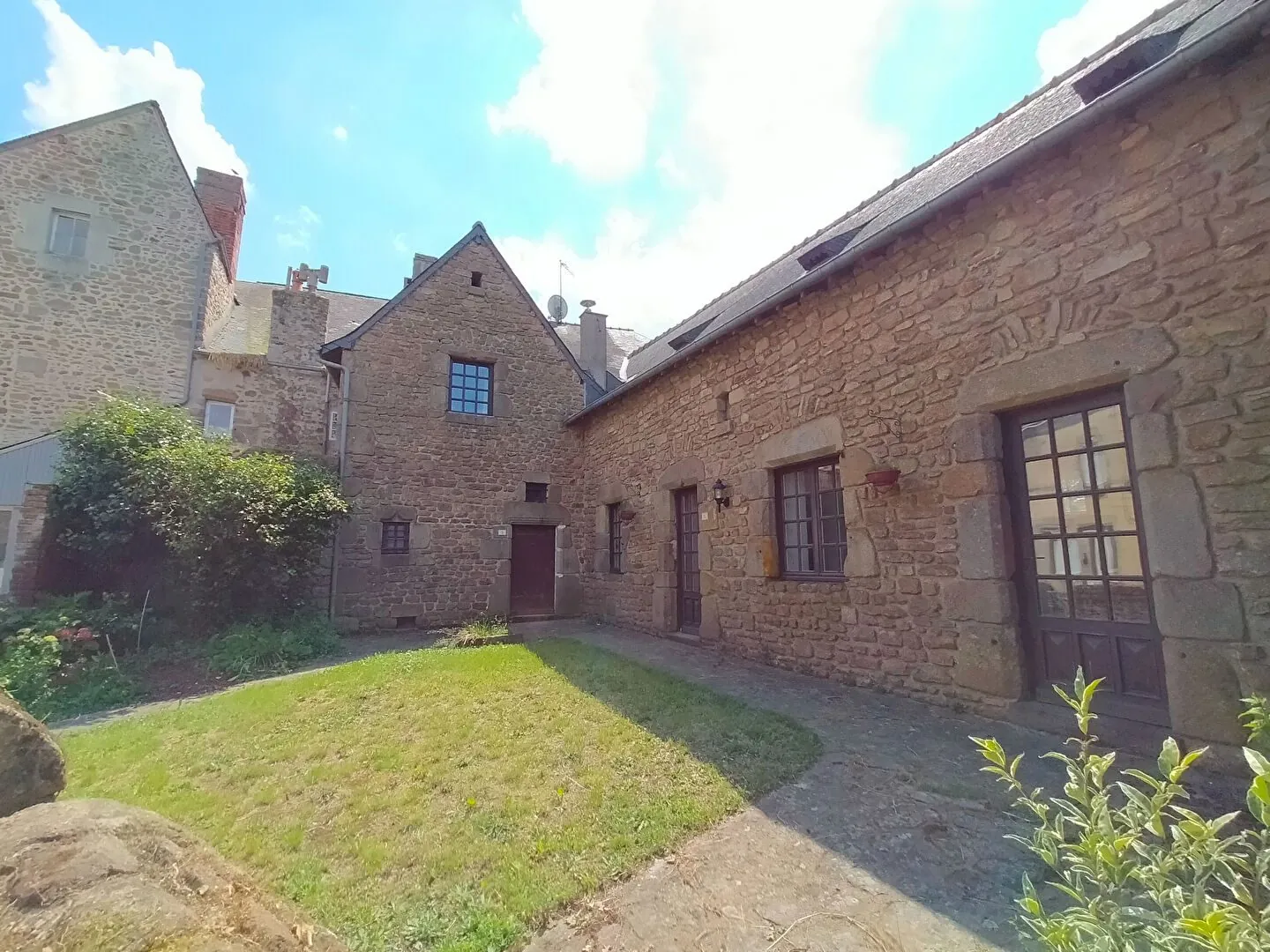 maison à vendre Courcité espace extérieur Belle maison en pierres de 200 m² à Courcite avec jardin et dépendances