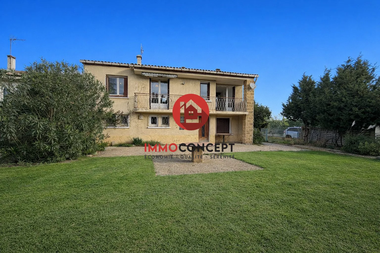 Maison à rénover avec 3 chambres sur terrain spacieux à Laudun-l'Ardoise