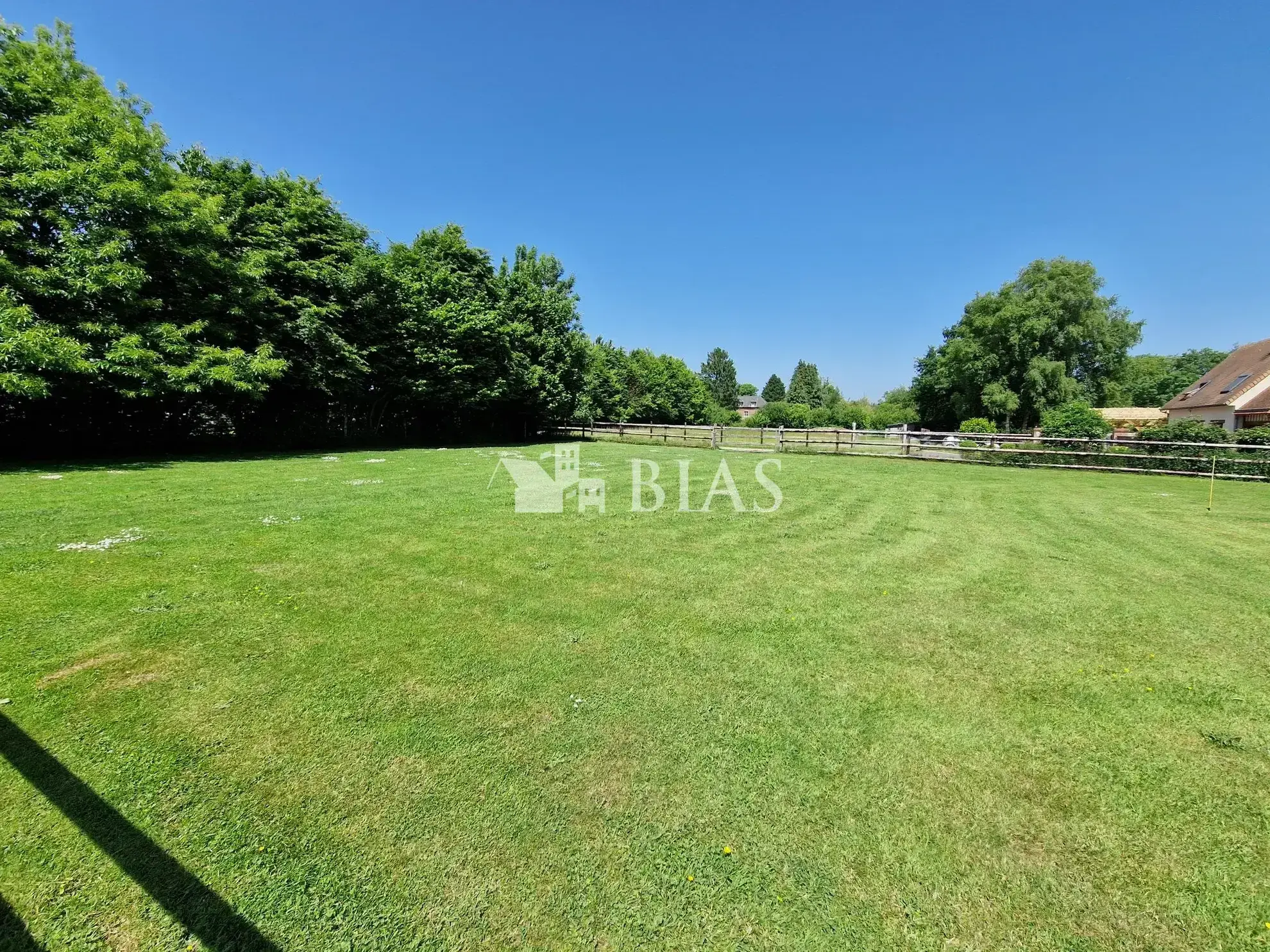 Terrain à bâtir de 1250 m² à Honfleur, emplacement paisible et proche commodités
