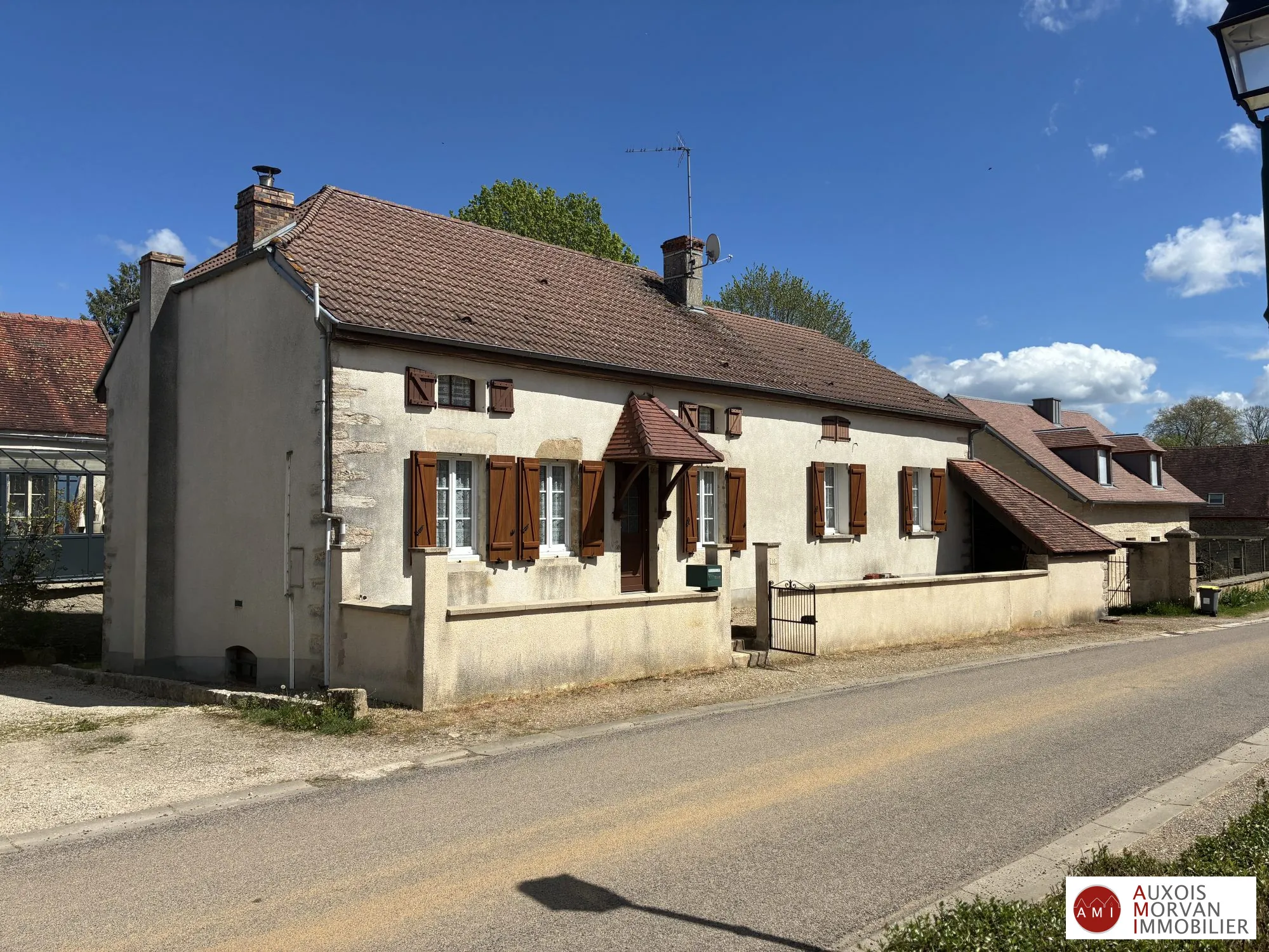 Maison à vendre proche Semur en Auxois avec cave et jardin de 375m²