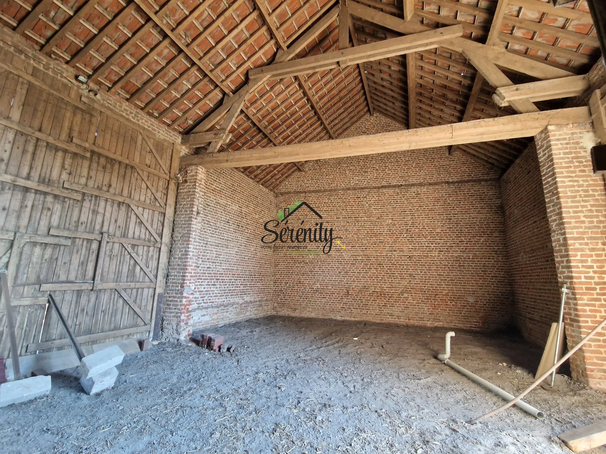 Ancienne grange à aménager de 111 m² avec terrain constructible à Gonnelieu