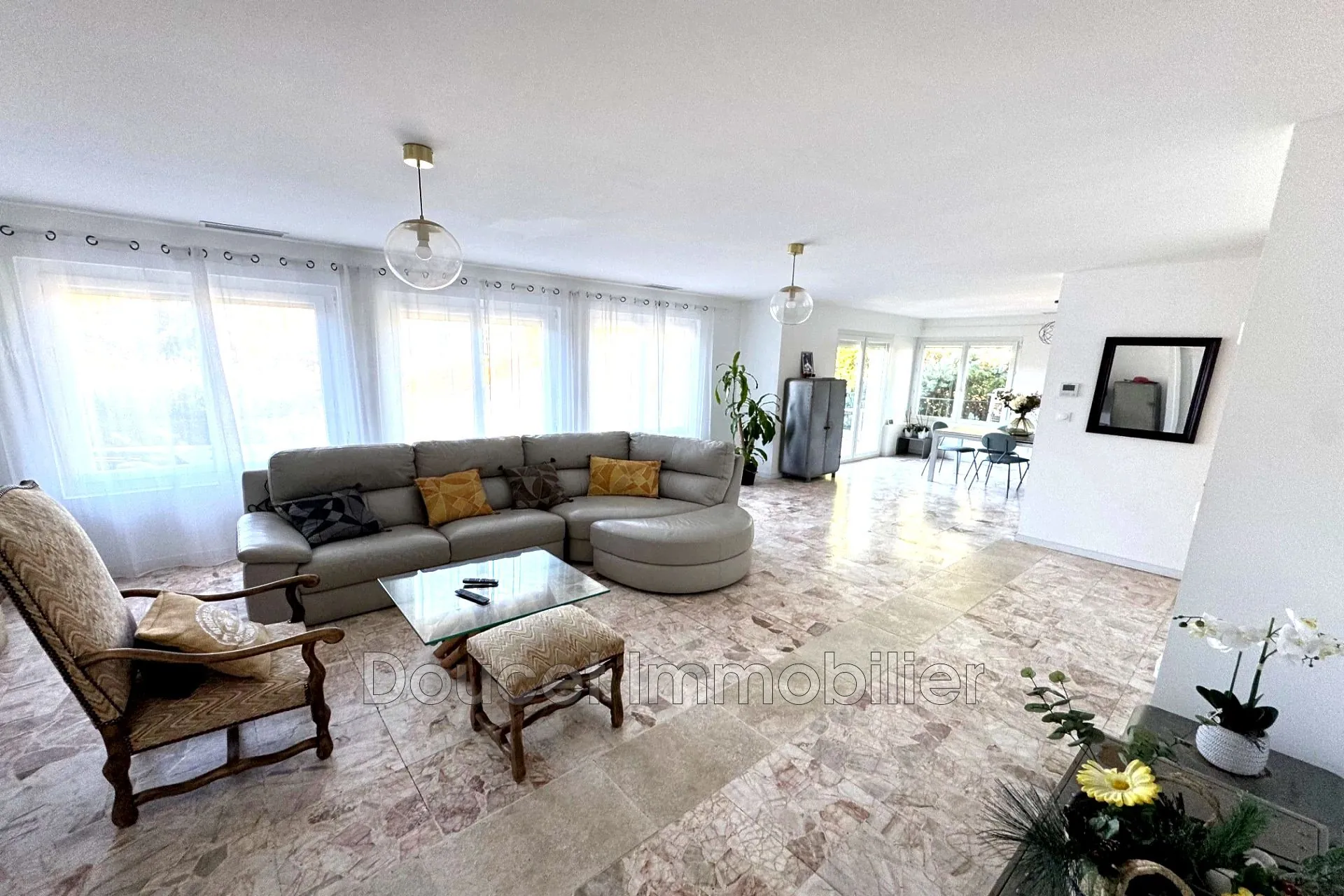 Vente appartement F4 de 150 m² avec cour et cave à Béziers 
