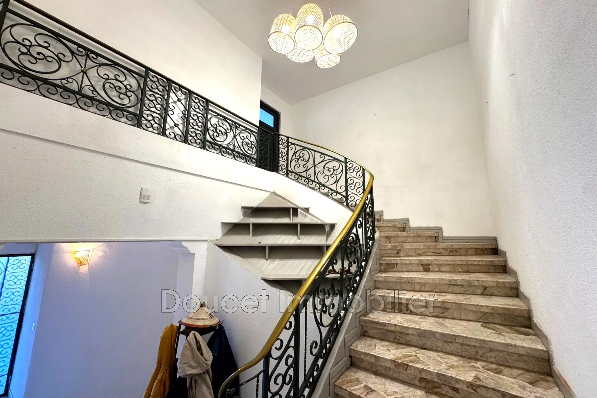 Vente appartement F4 de 150 m² avec cour et cave à Béziers 