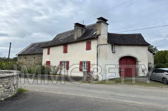 Maison ancienne à vendre à Oloron-Sainte-Marie avec terrain et grange rénovable