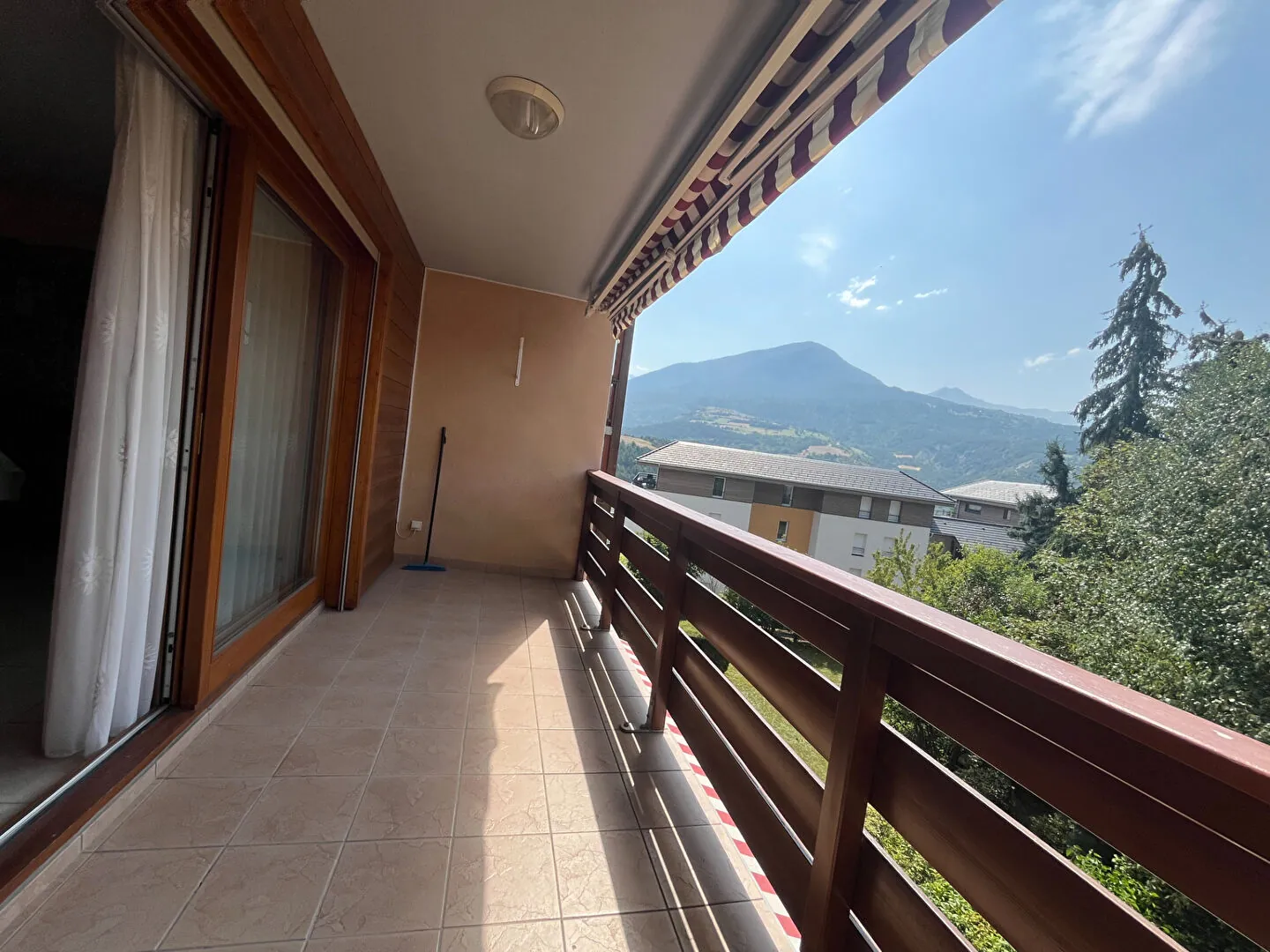Appartement T3 à Embrun avec terrasse et parking - 64,21 m²