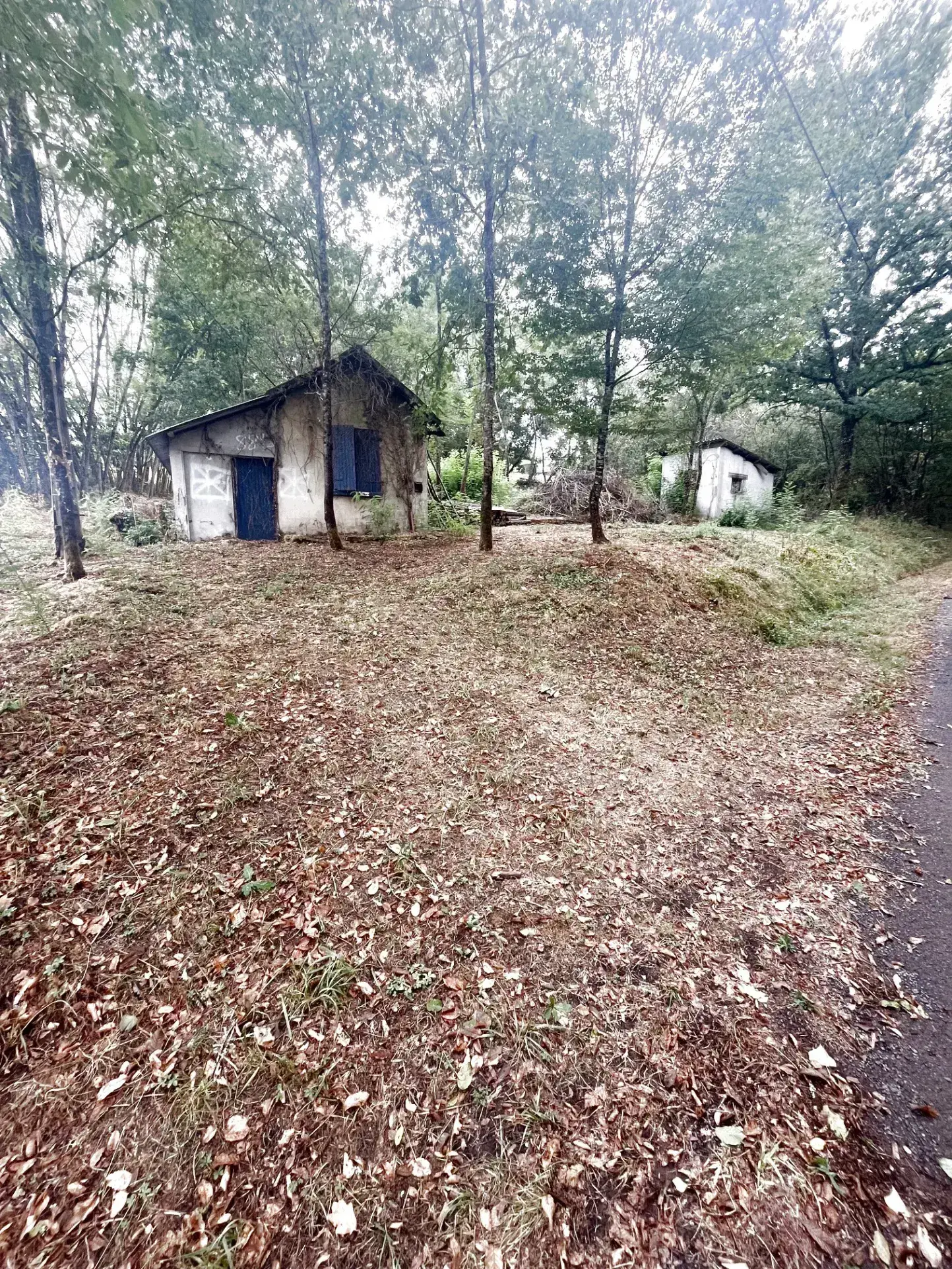Terrain à bâtir viabilisé de 2430 m² à Varetz avec permis en cours