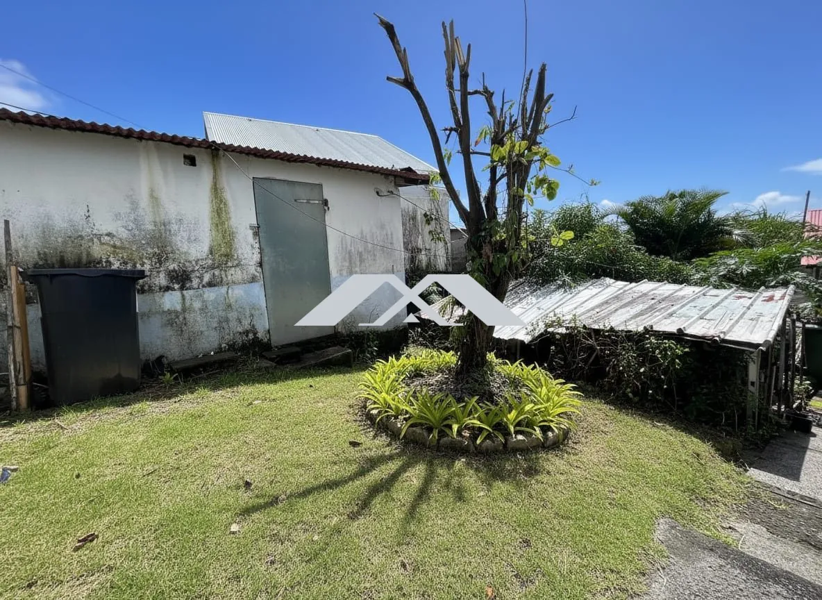 Maison T2 à rénover avec garage à Saint-Benoît - Opportunité d'investissement