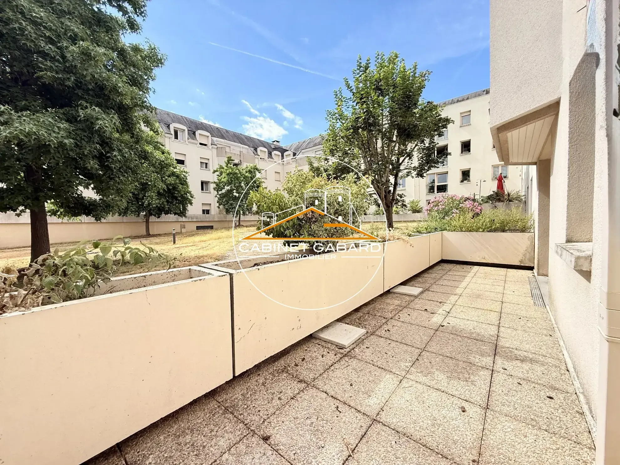 Appartement T3 rénové avec terrasse et stationnement sécurisé à Angers