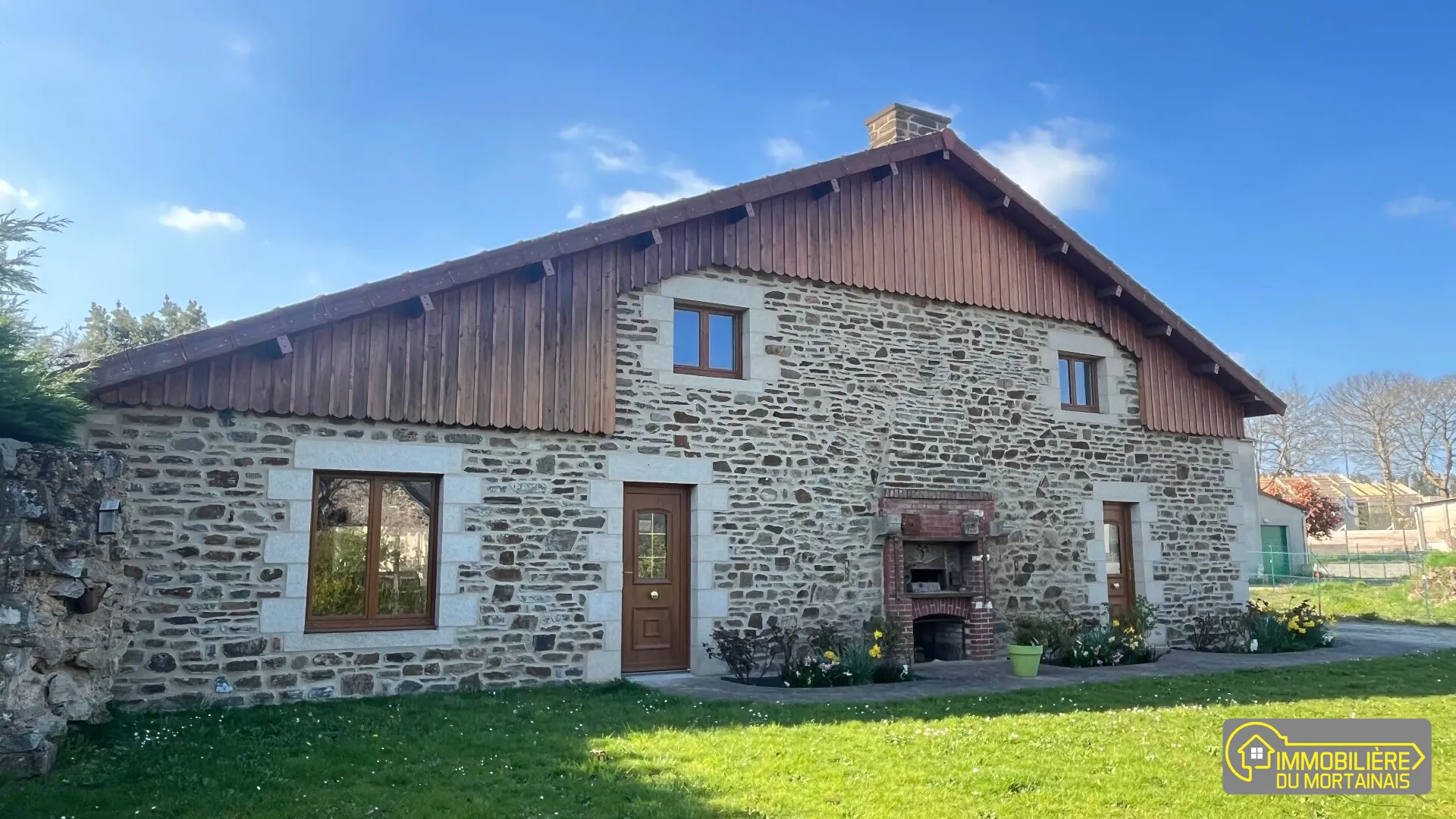 Bâtiment à rénover avec caves, garages et terrain à Morton, prix 52 000 €